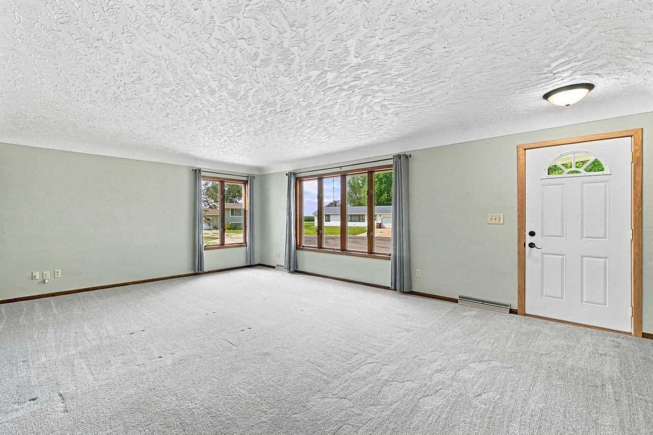 551 6th Street E Property Photo 4