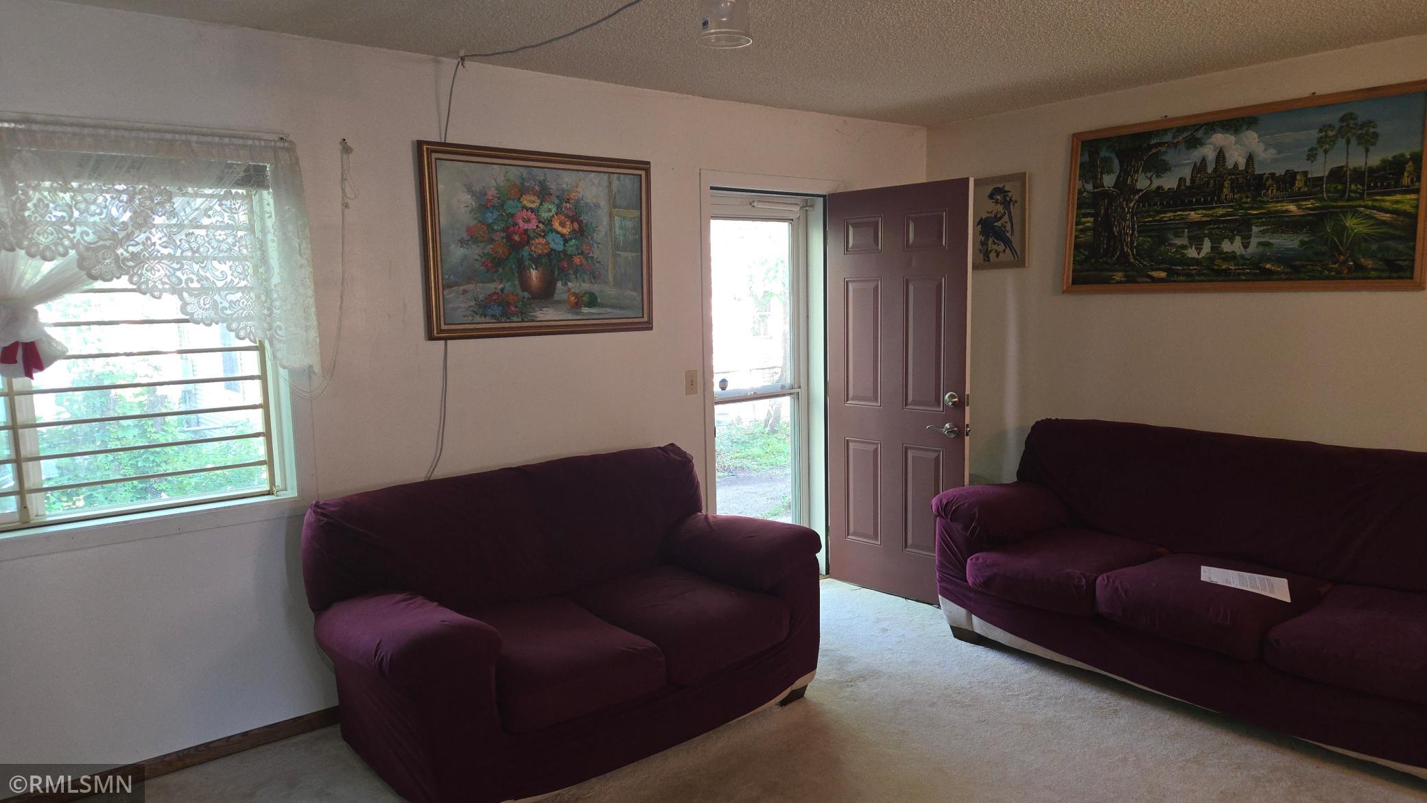 341 Winifred Street E Property Photo 4