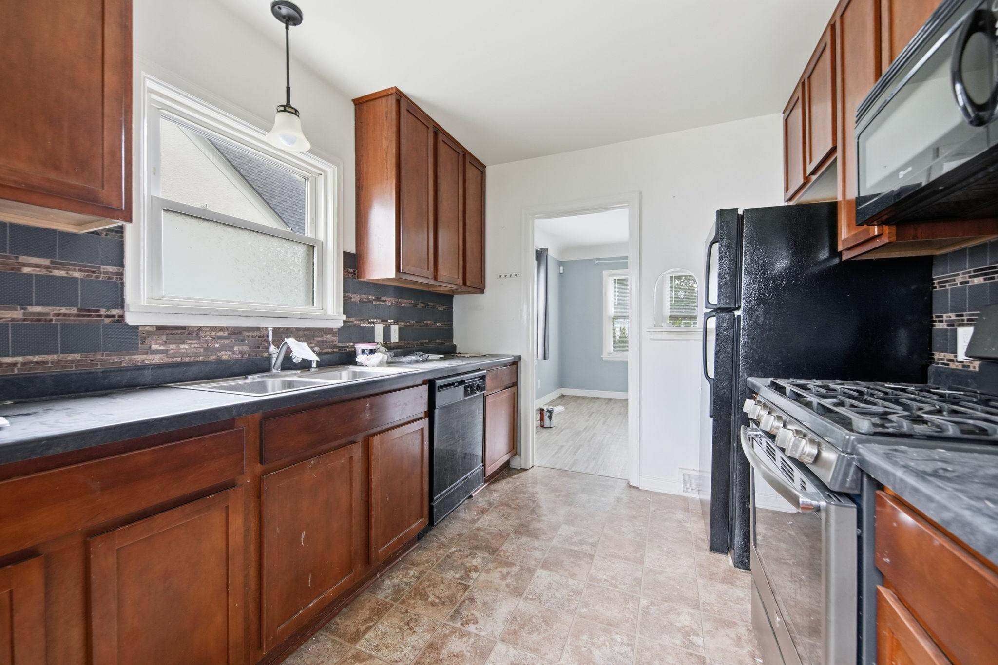 1828 Bush Avenue E Property Photo 6