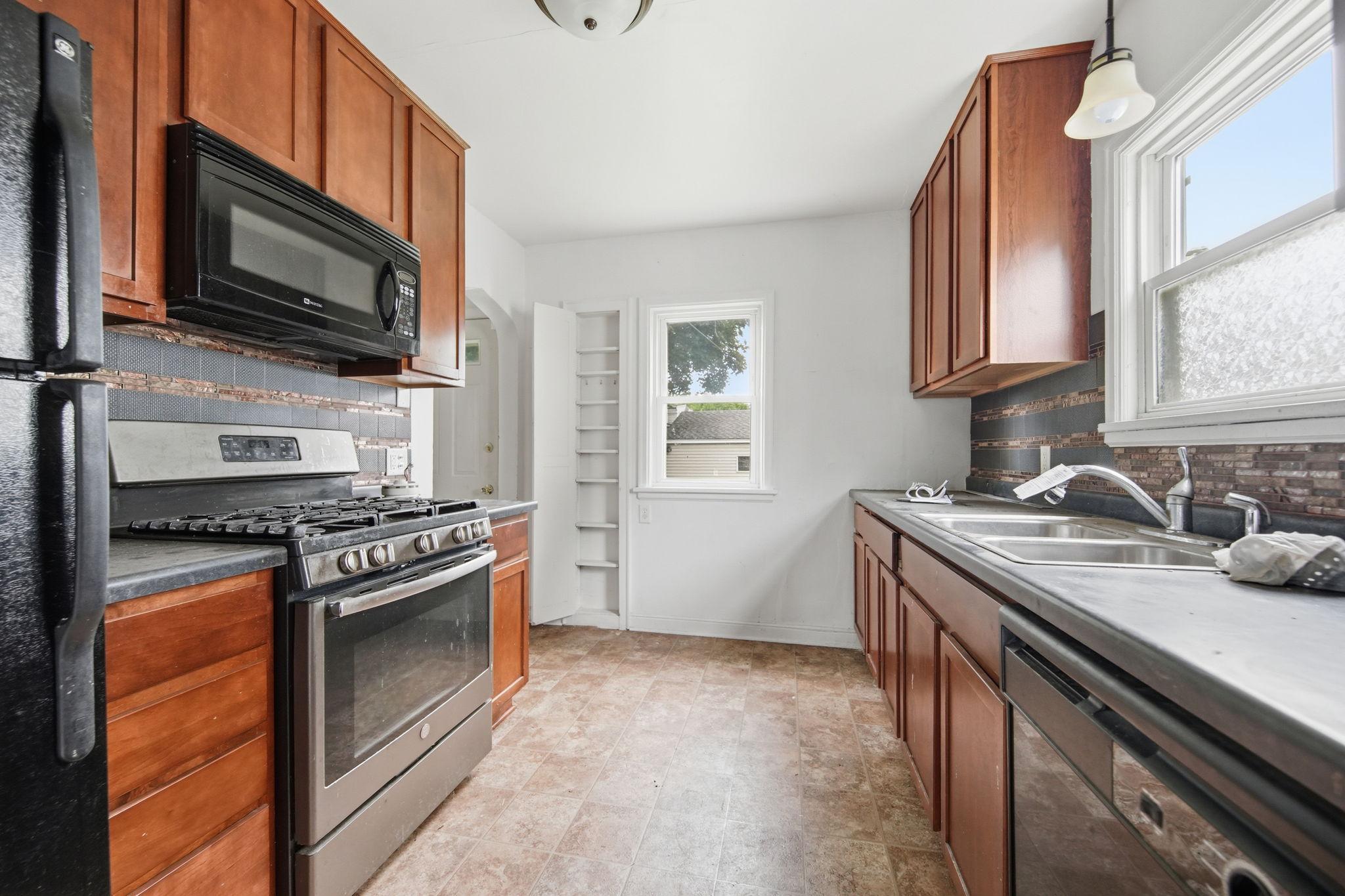 1828 Bush Avenue E Property Photo 8
