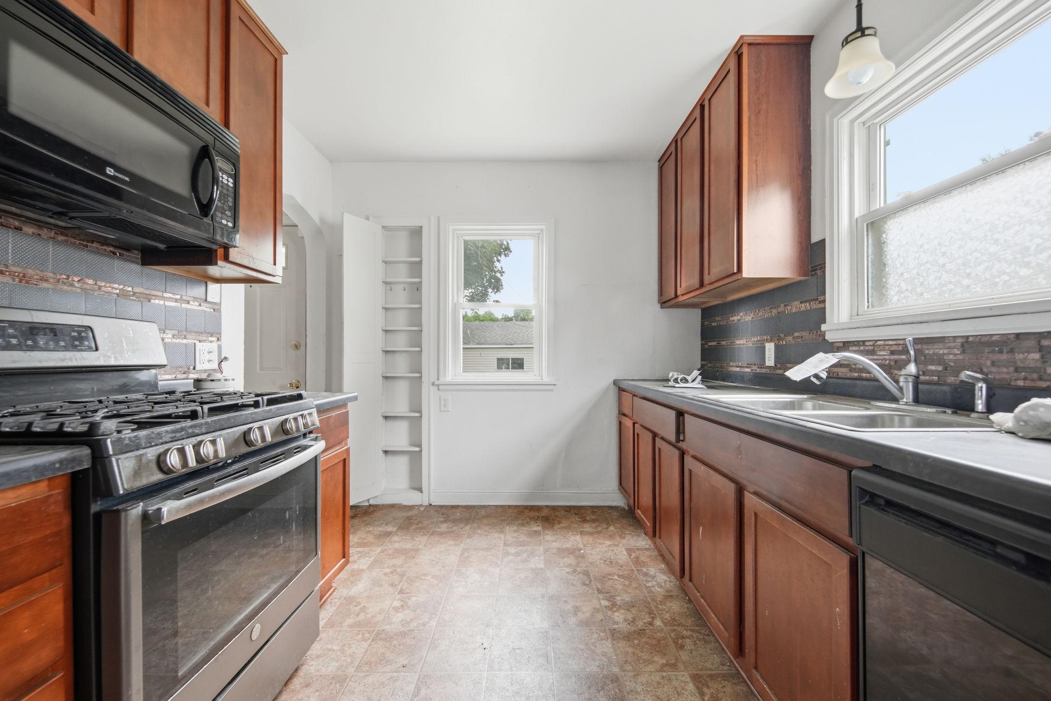 1828 Bush Avenue E Property Photo 9