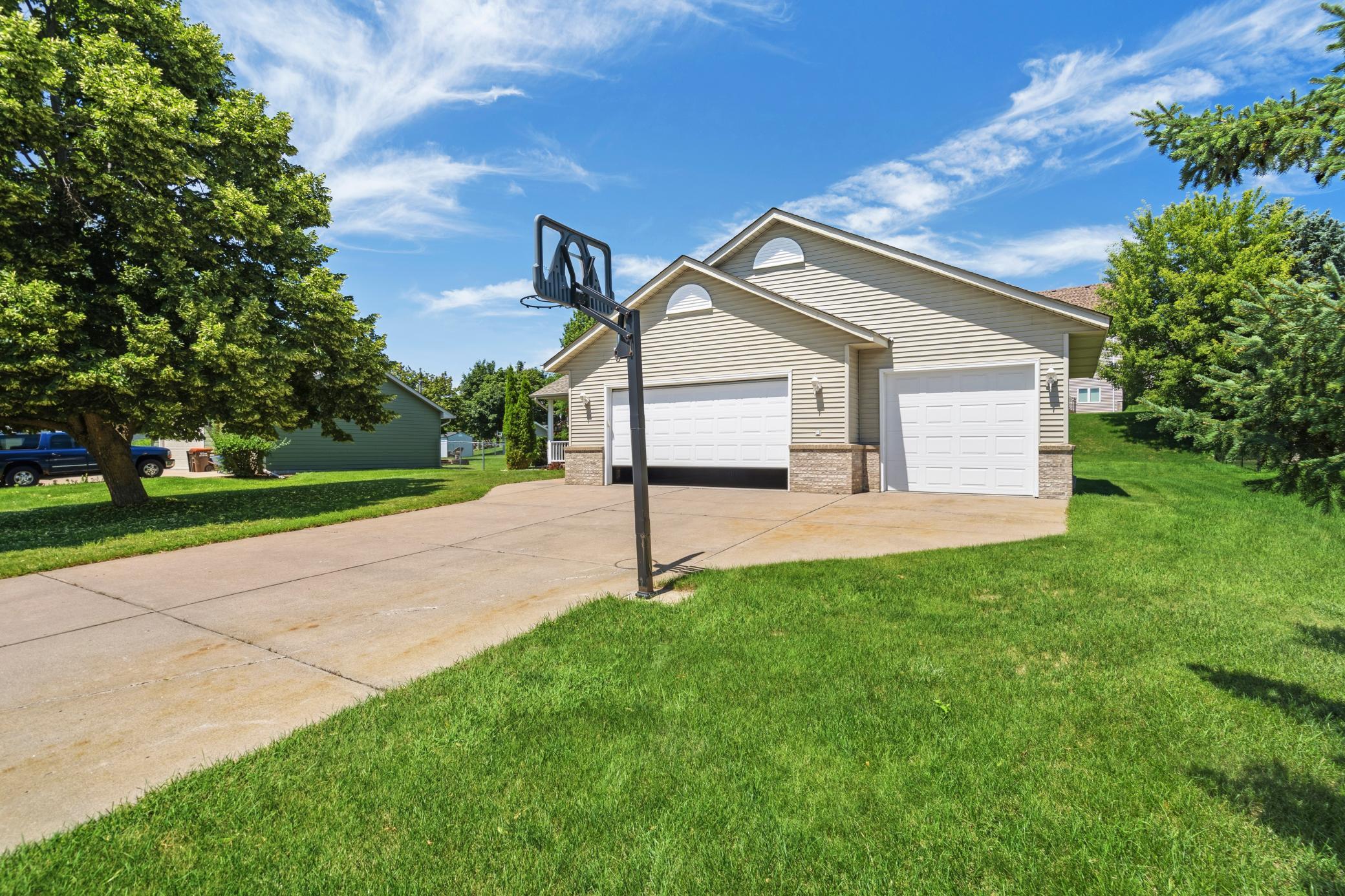 2537 Southcrest Avenue E Property Photo 2