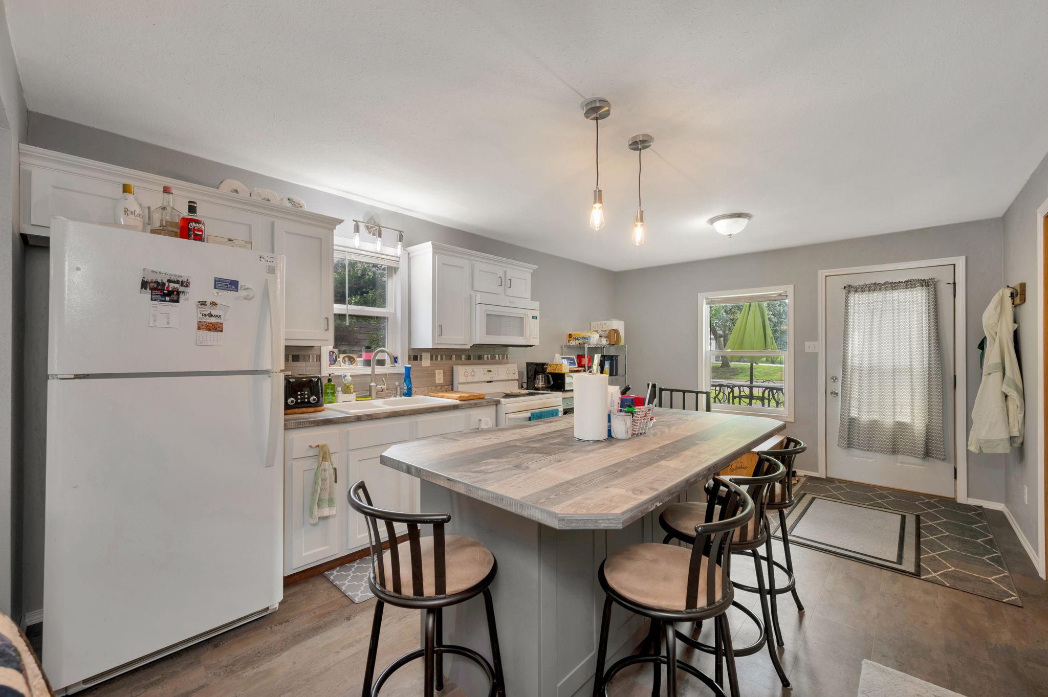358 E Amber Lake Drive Property Photo 4