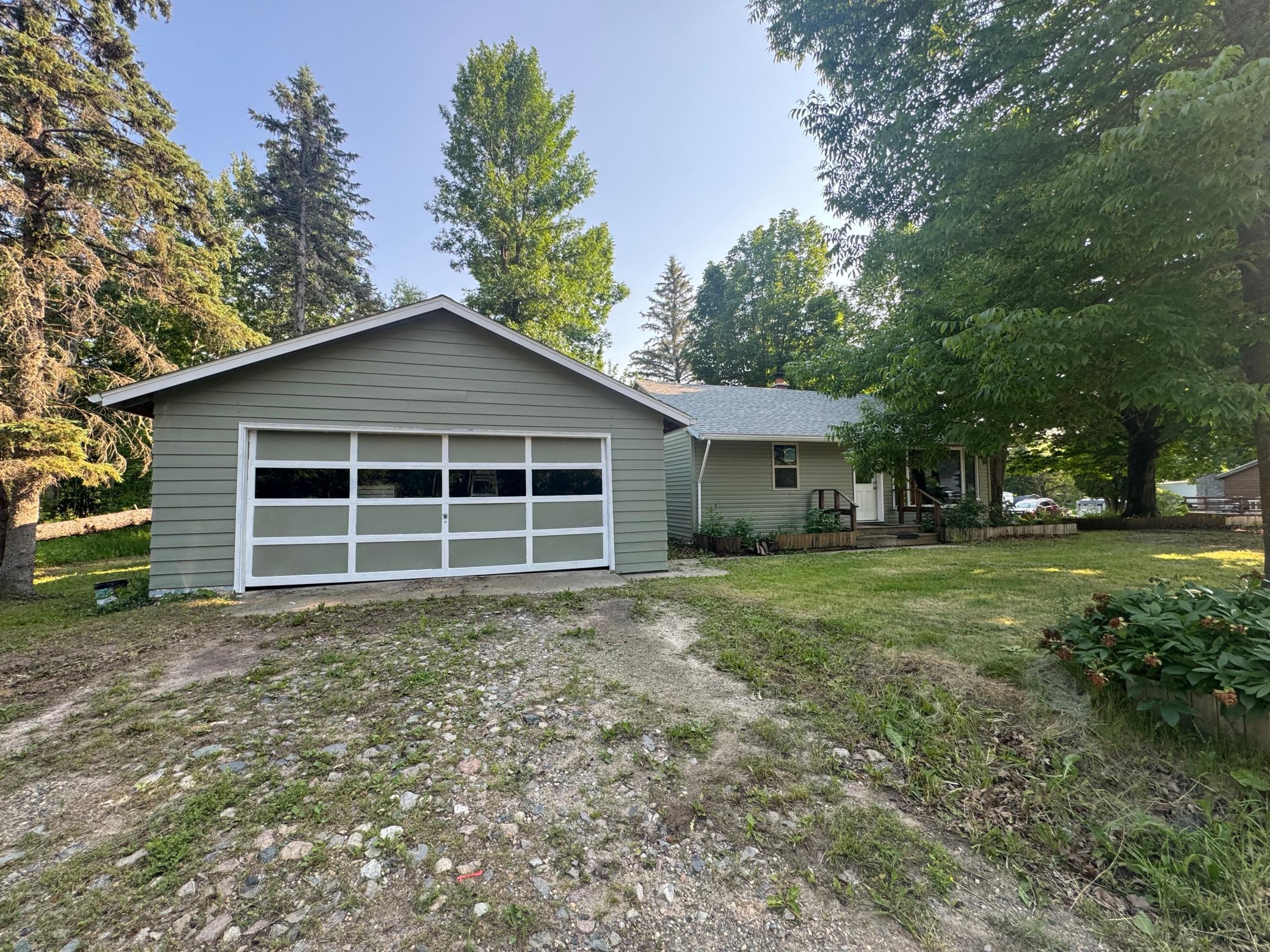 522 Main Street E Property Photo 4