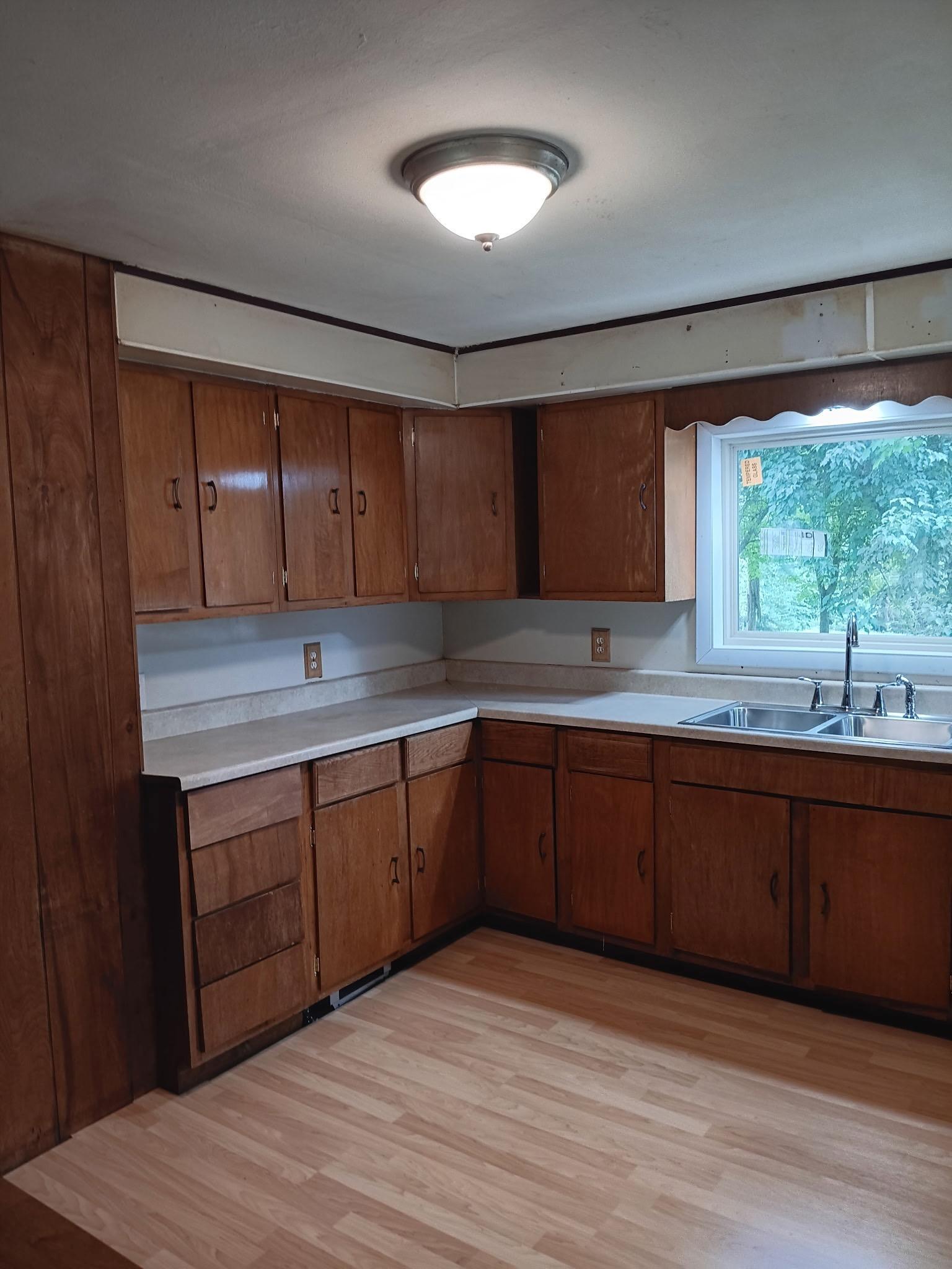 522 Main Street E Property Photo 15