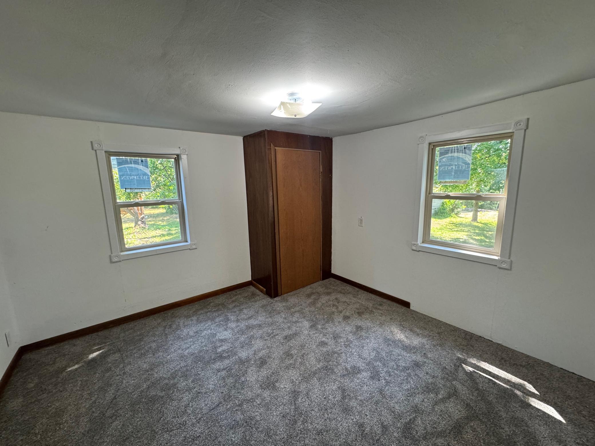 522 Main Street E Property Photo 17