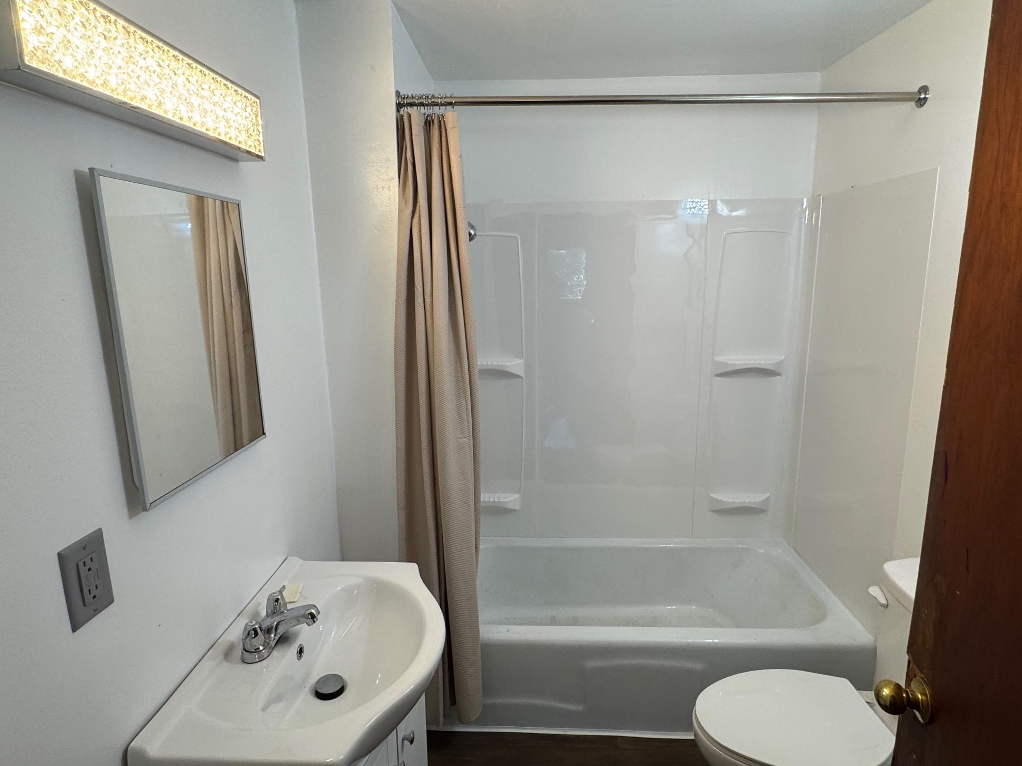 522 Main Street E Property Photo 22