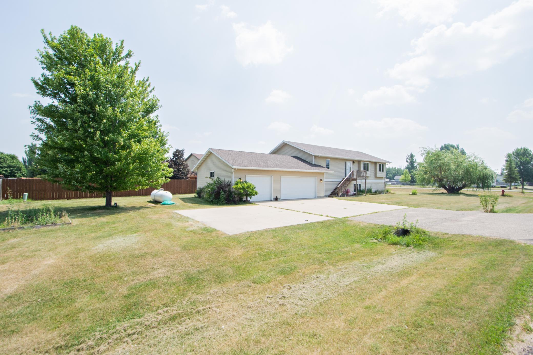 421 Lind Boulevard Property Photo 3