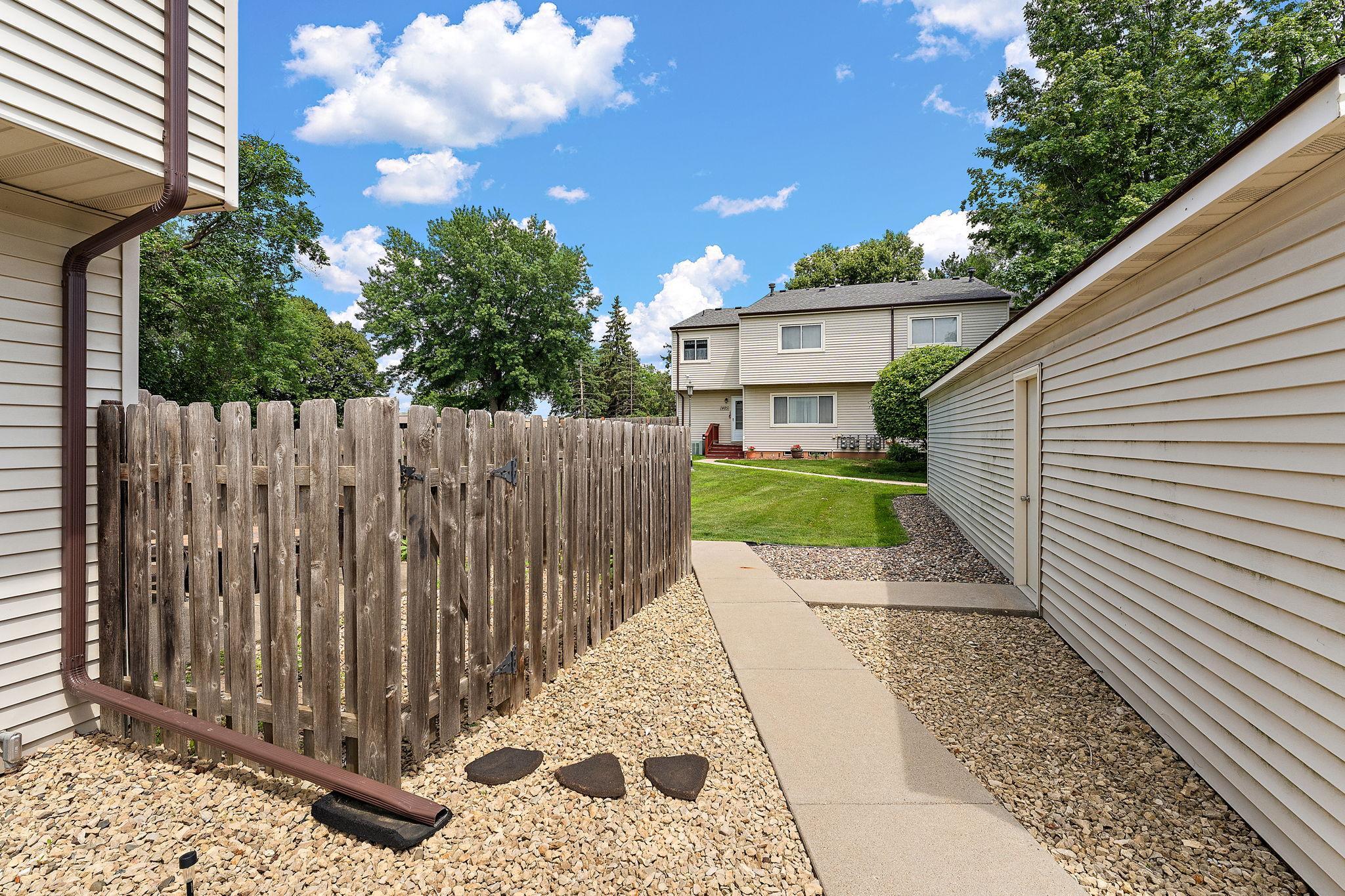1491 Woodview Avenue E Property Photo 5