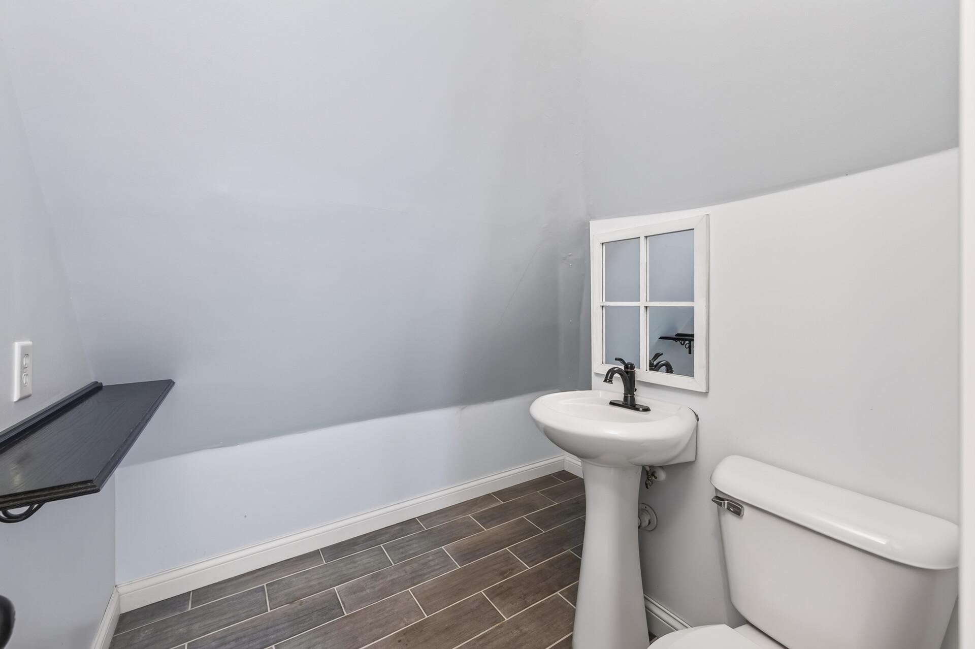 95 Victoria Street N Property Photo 45