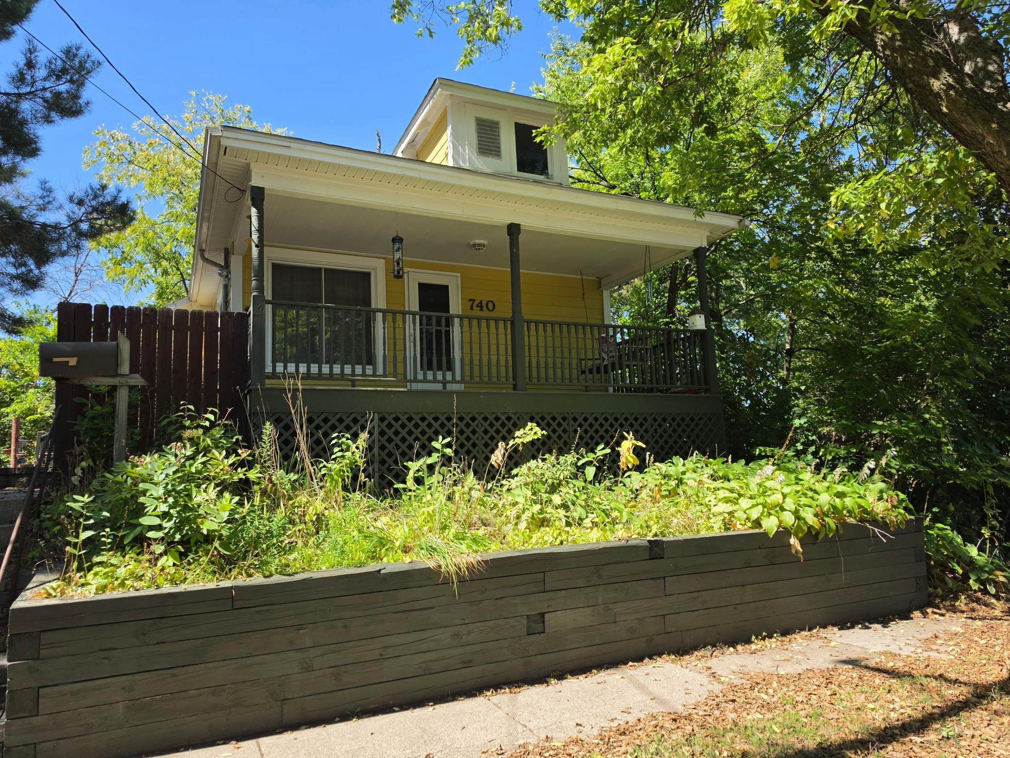 740 37th Avenue Ne Property Photo 1