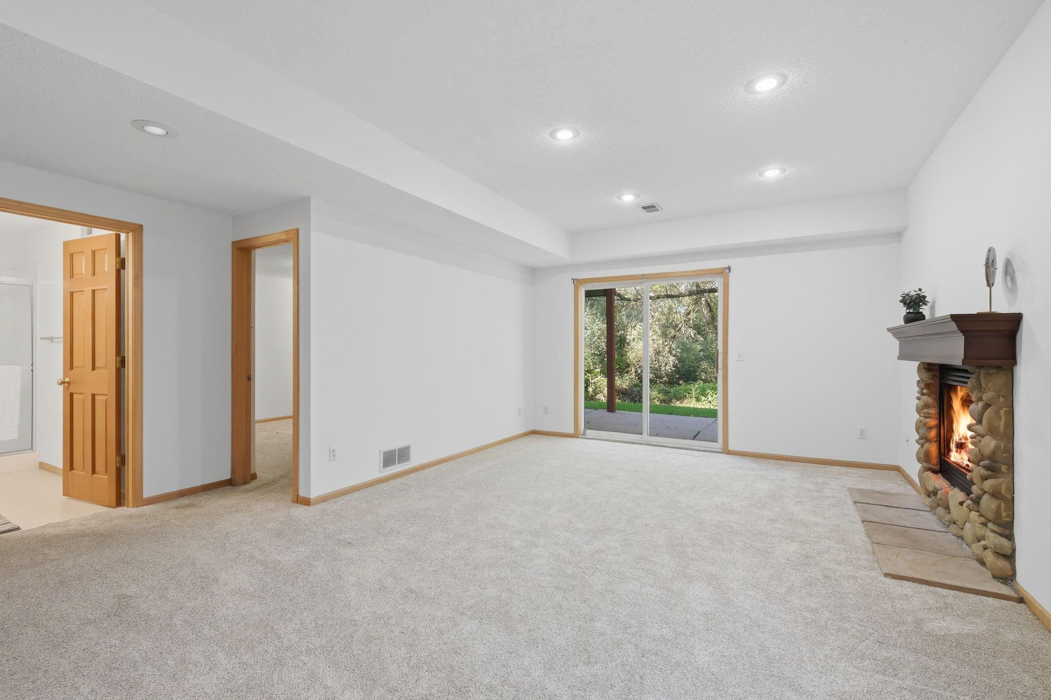 5546 Malibu Drive Property Photo 10