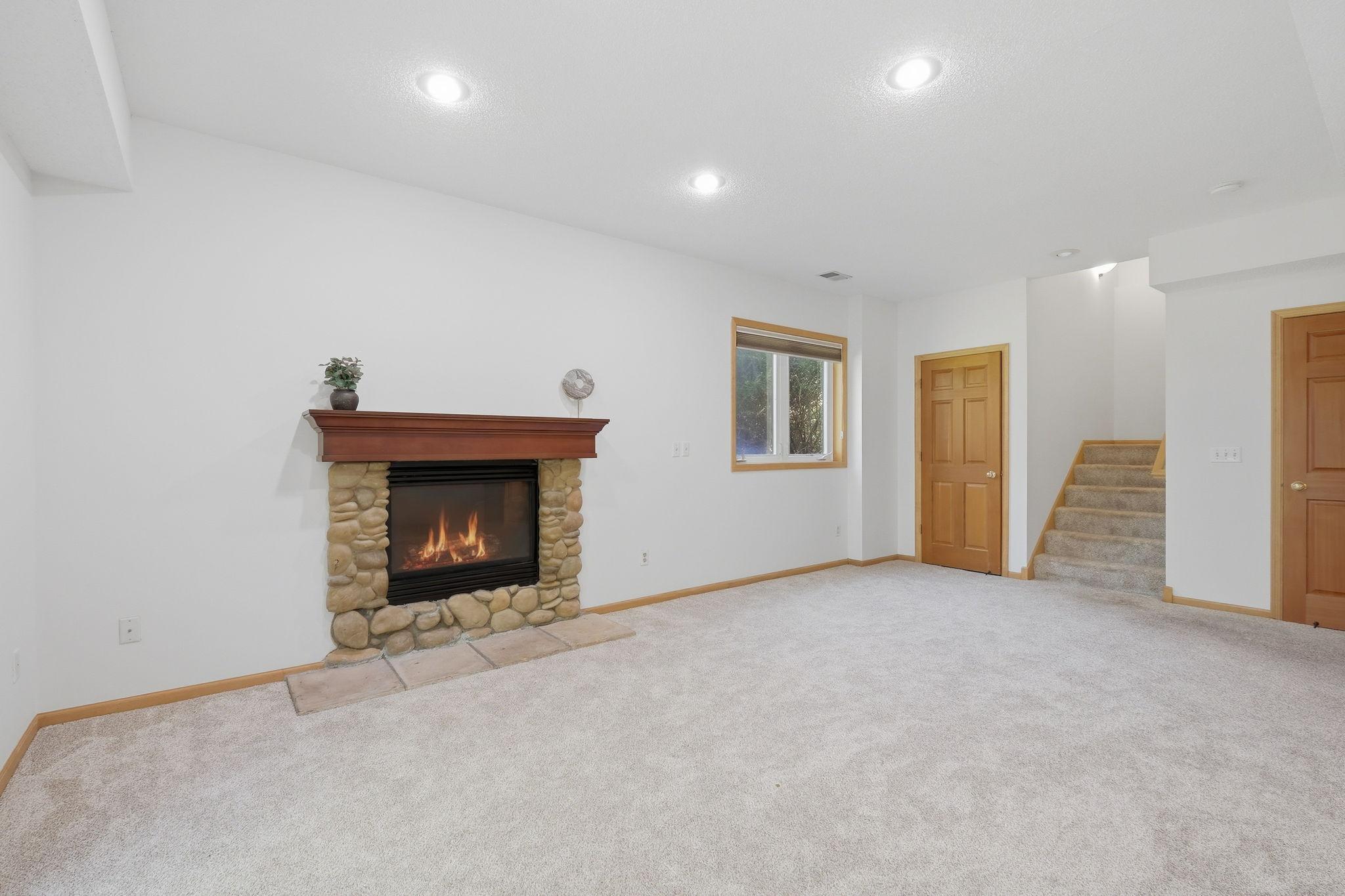 5546 Malibu Drive Property Photo 12