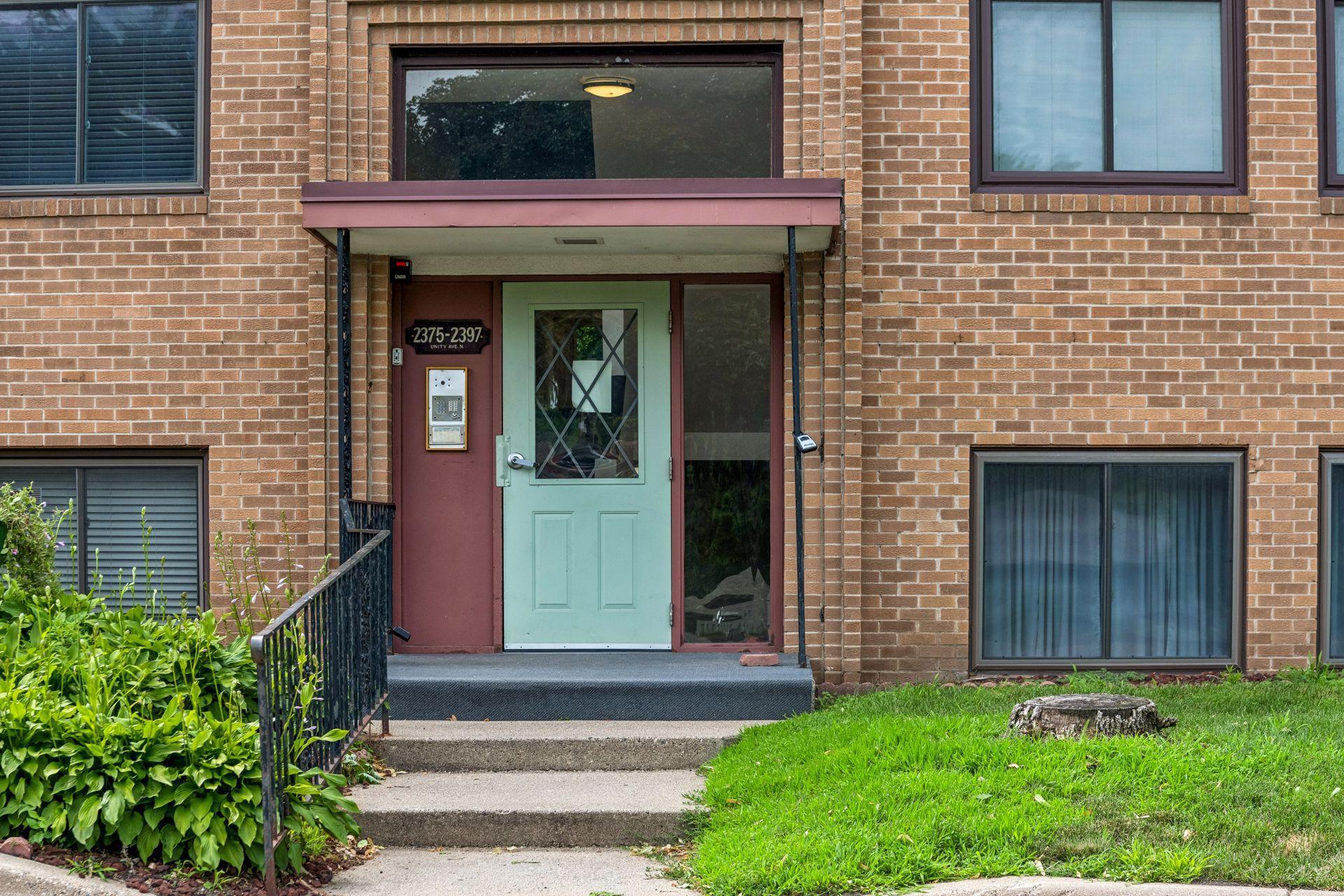 2381 Unity Avenue N Property Photo 3