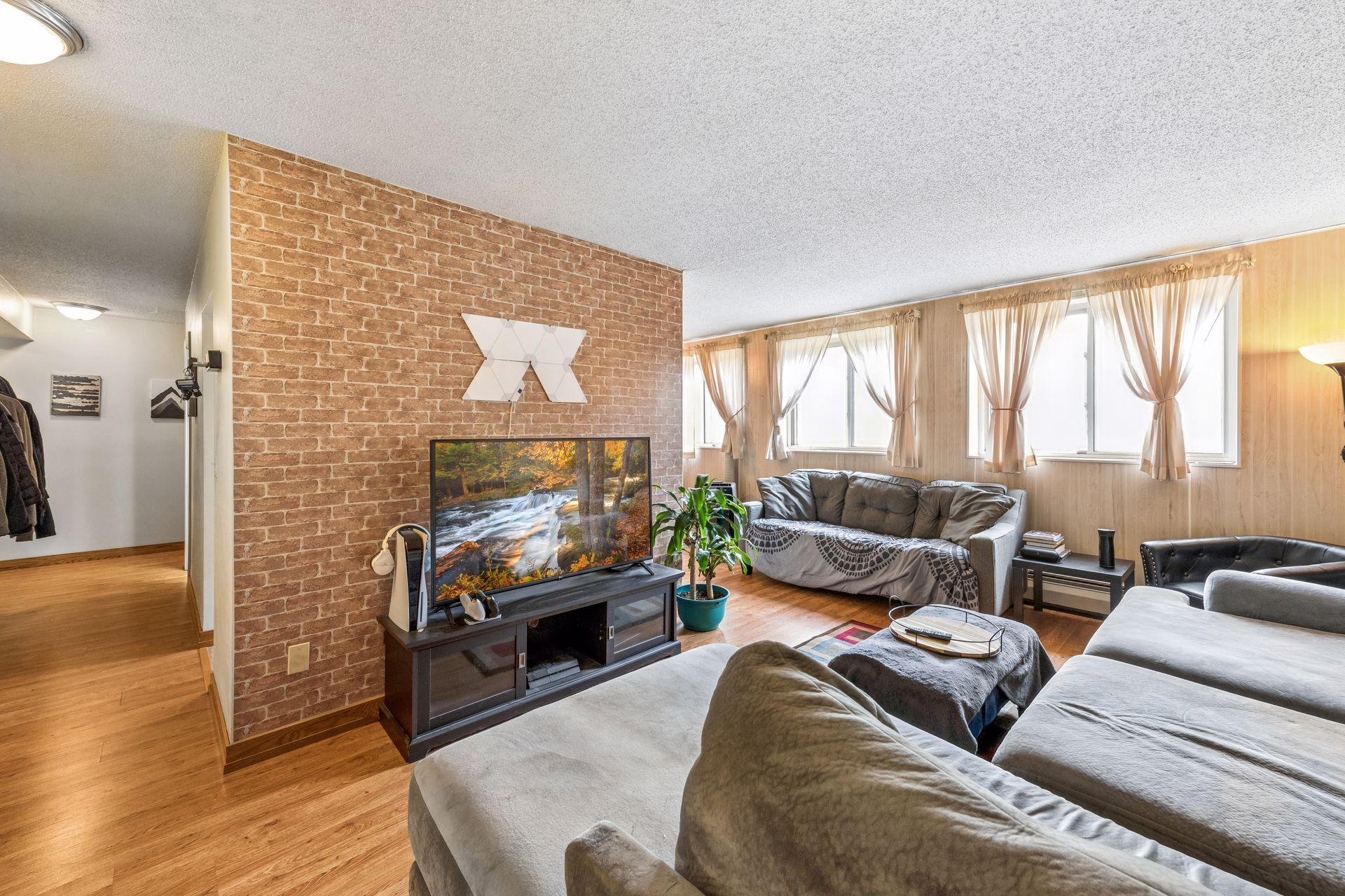2381 Unity Avenue N Property Photo 4