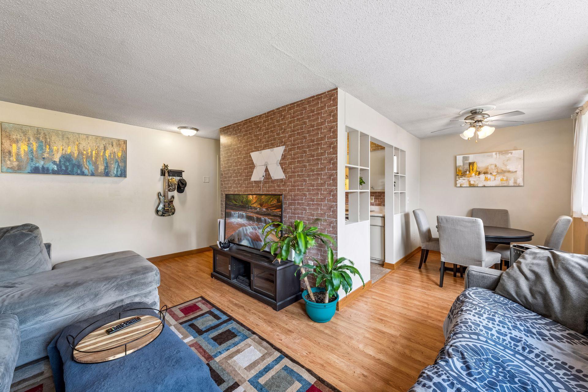 2381 Unity Avenue N Property Photo 6