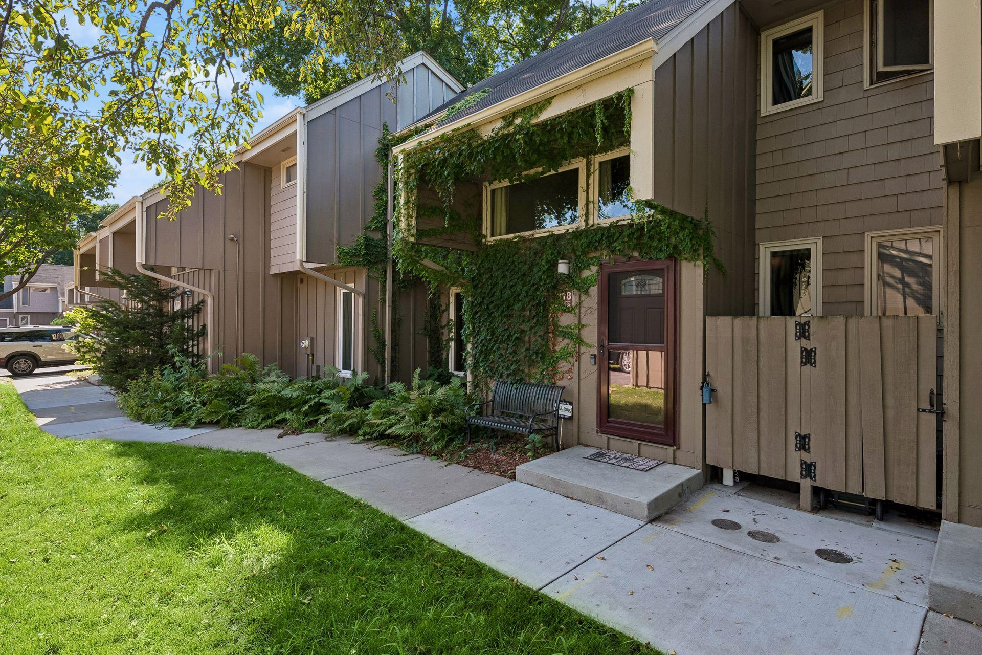 318 E 44th Street Property Photo 1
