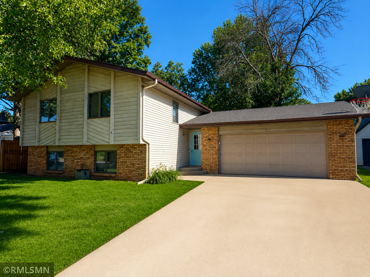 815 10th Street W Property Photo 1
