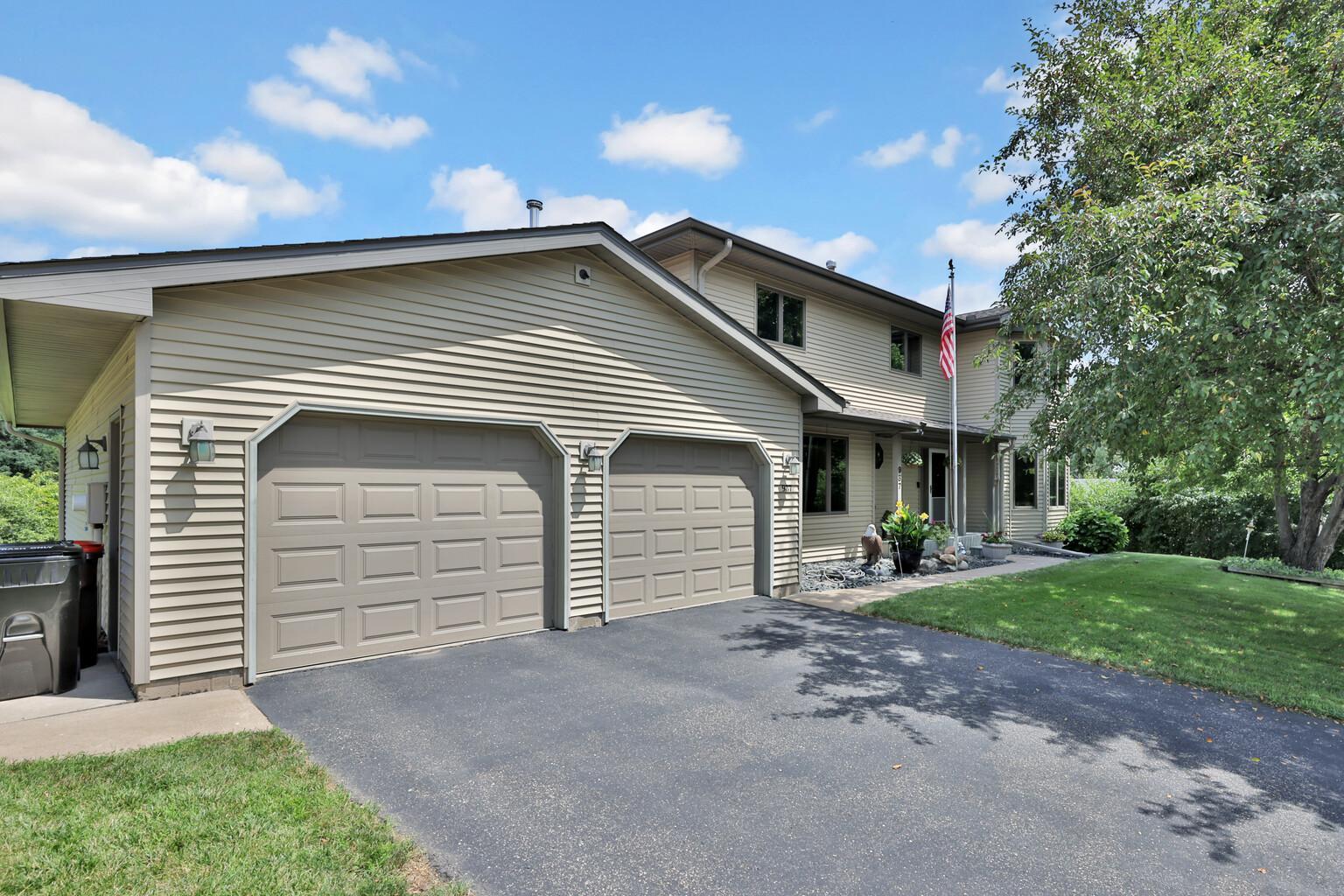 987 Demont Avenue E Property Photo 2