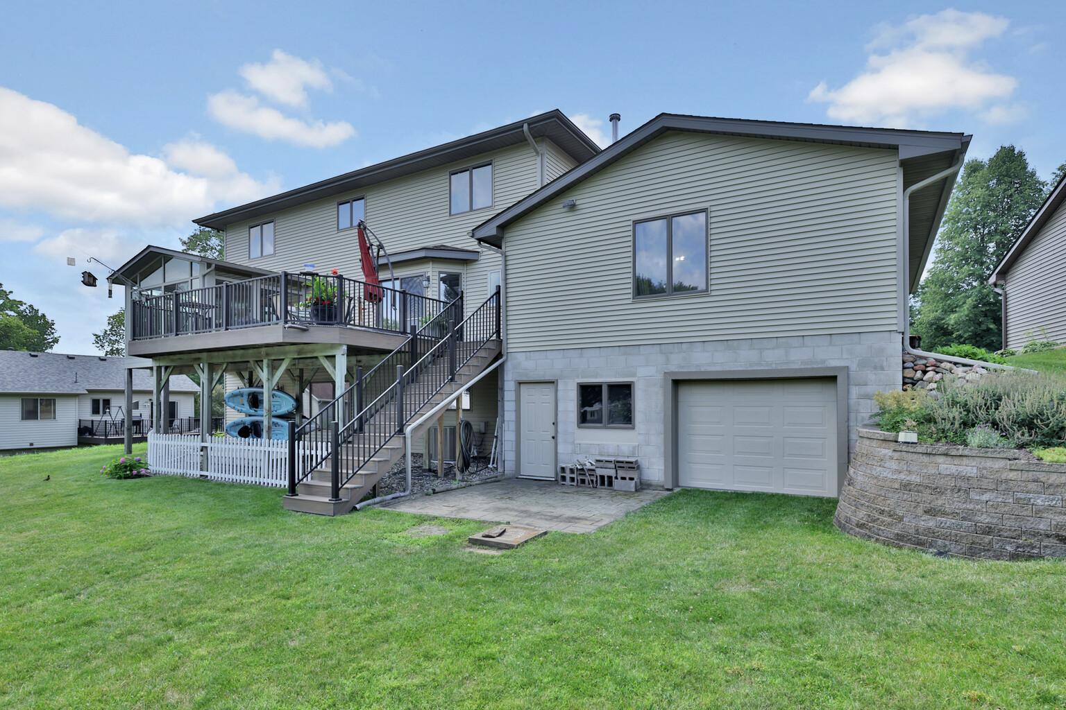 987 Demont Avenue E Property Photo 3