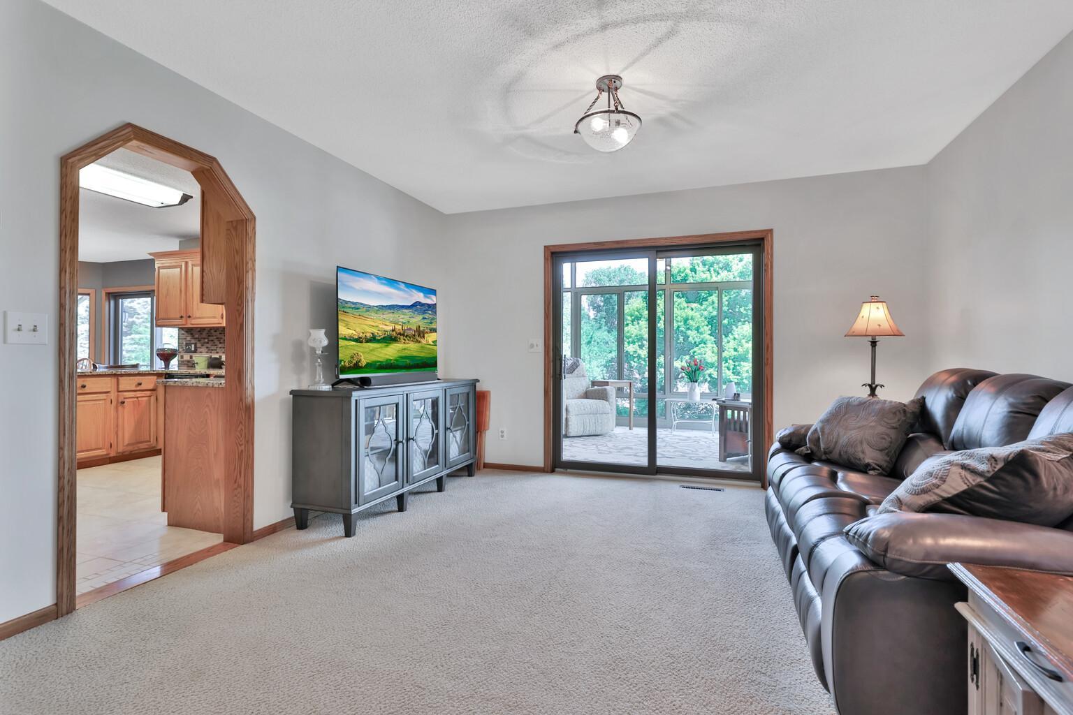 987 Demont Avenue E Property Photo 9