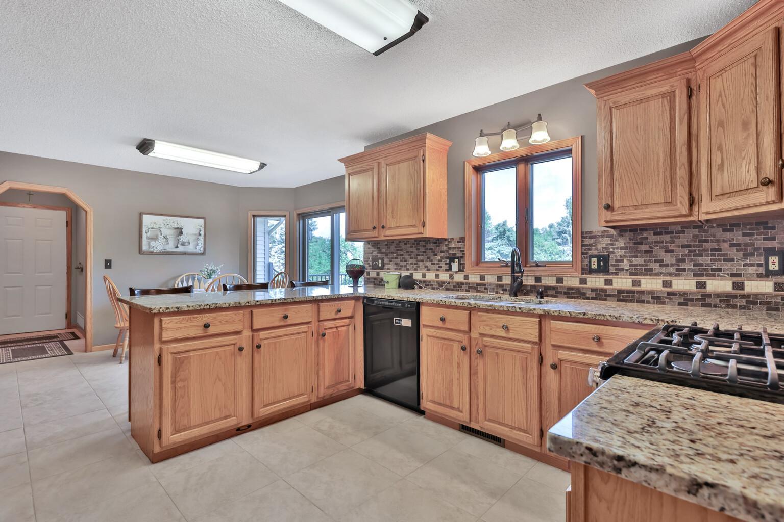 987 Demont Avenue E Property Photo 10