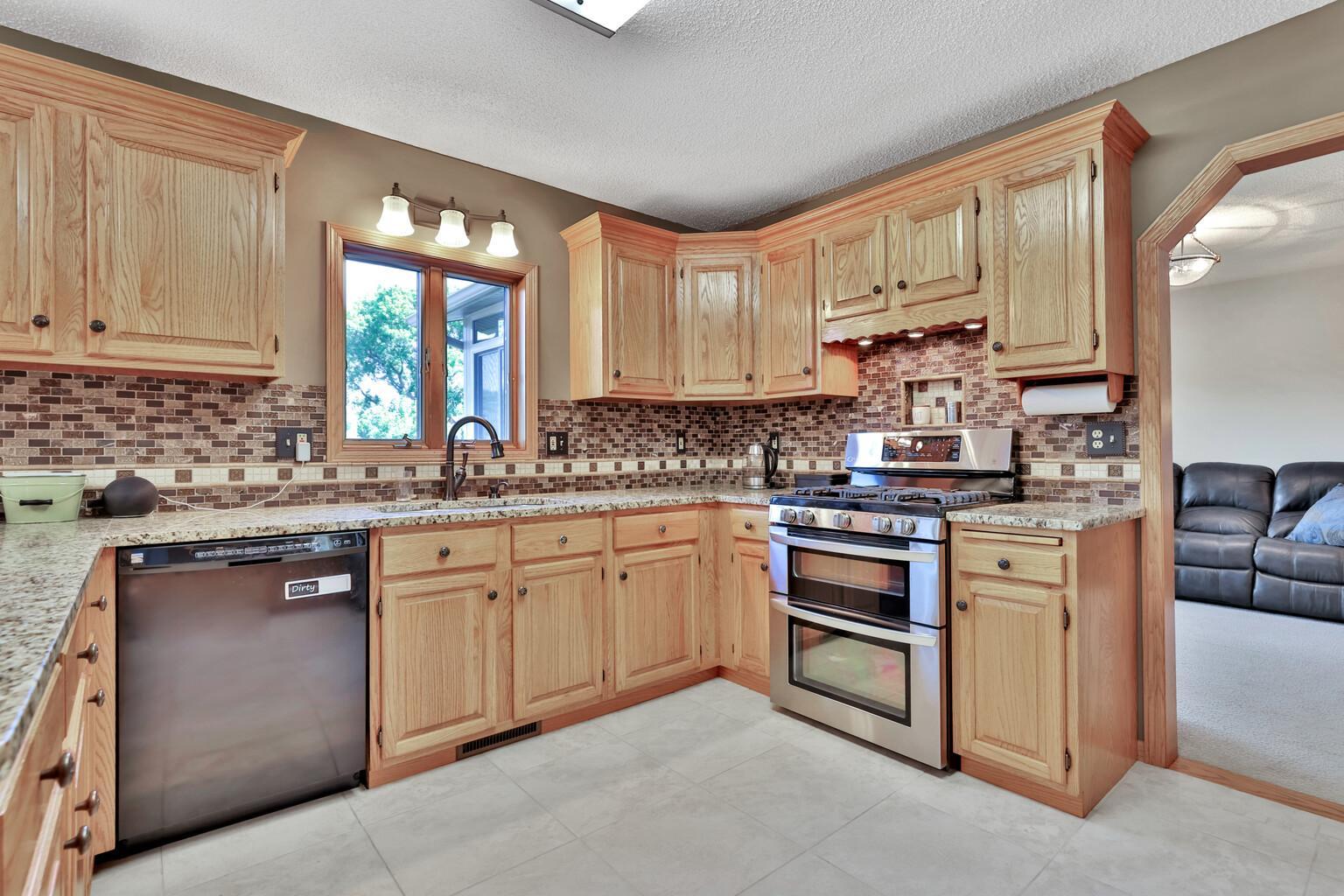 987 Demont Avenue E Property Photo 11