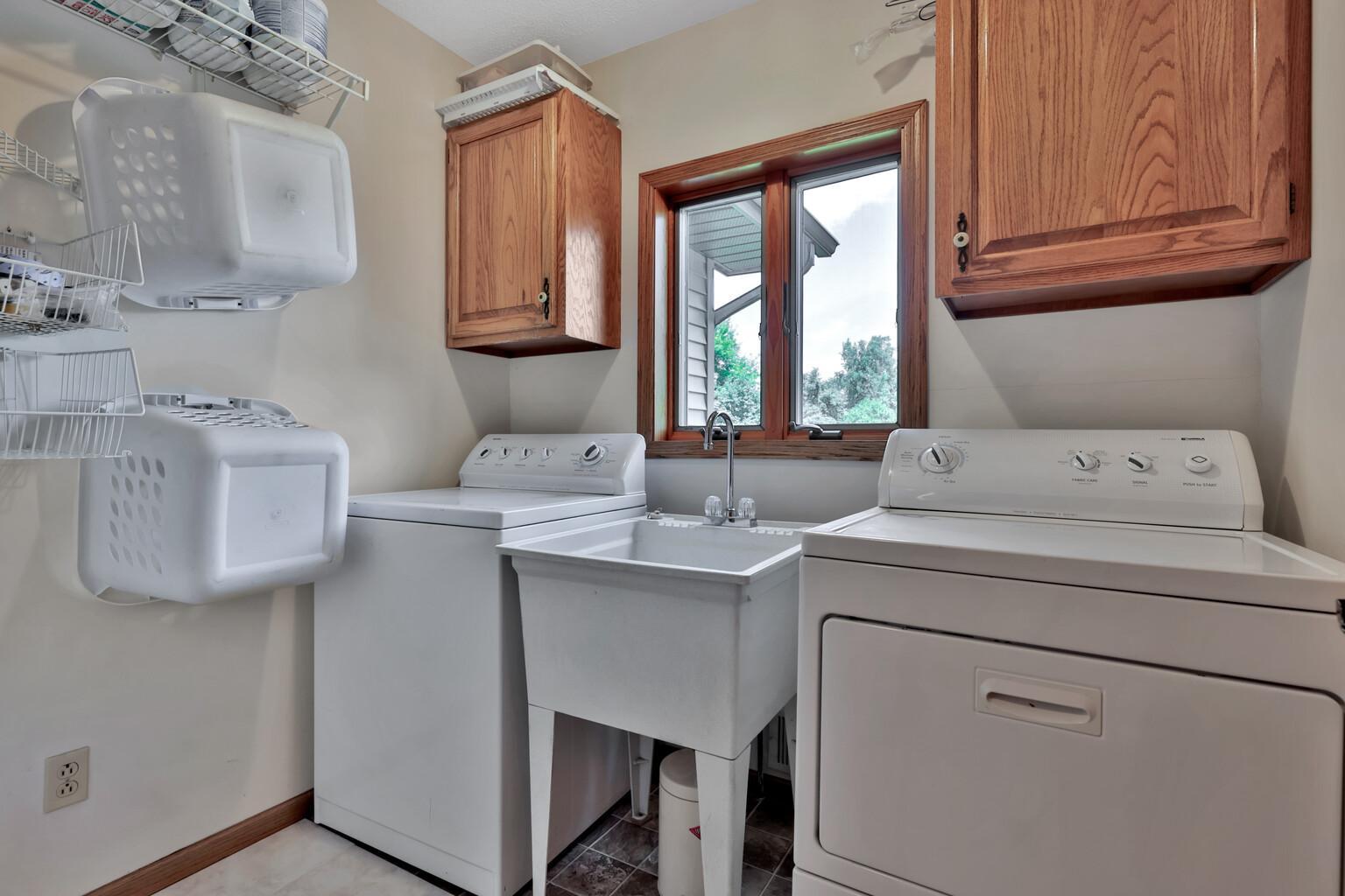 987 Demont Avenue E Property Photo 16