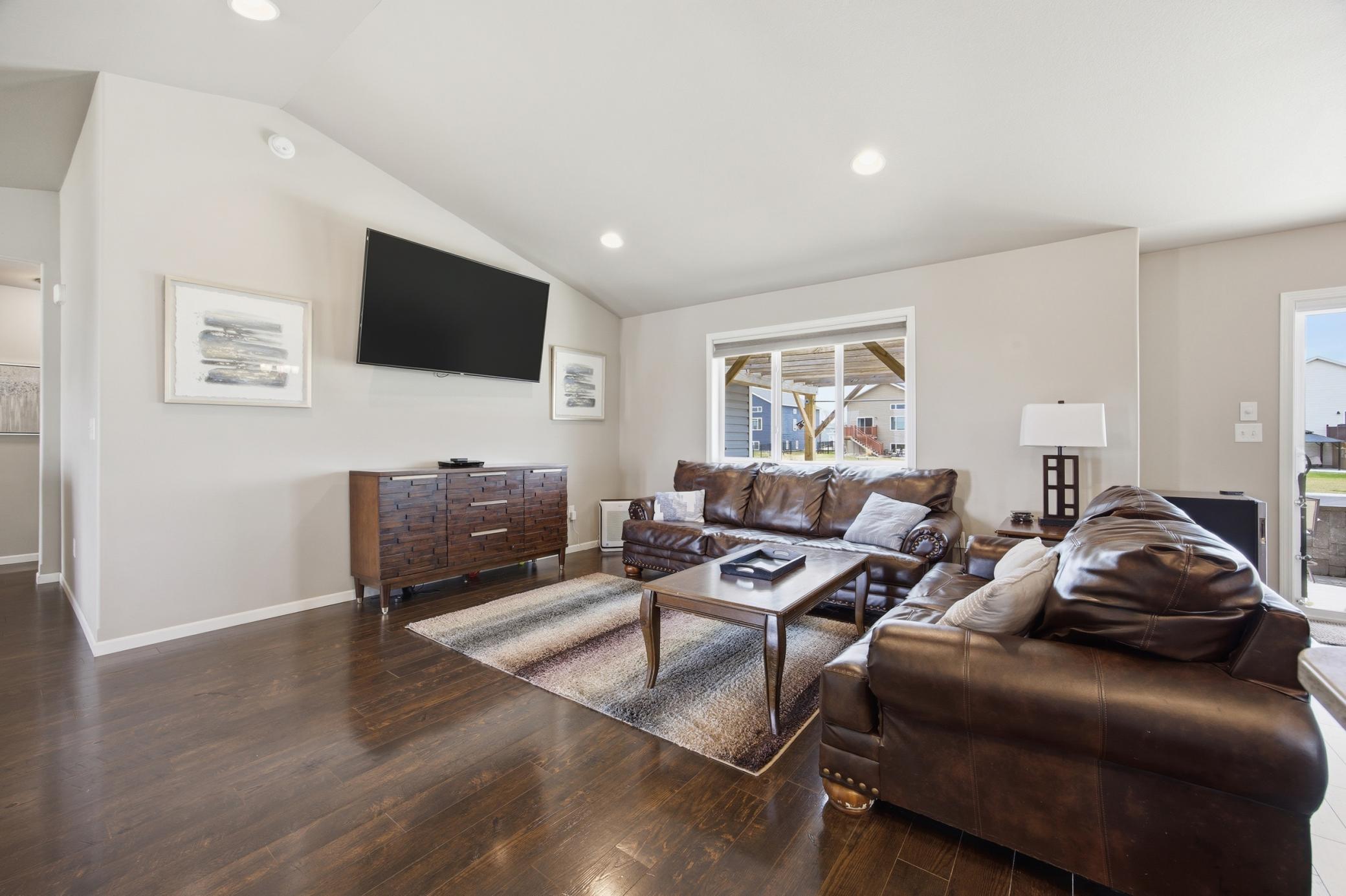 219 6th Street E Property Photo 10