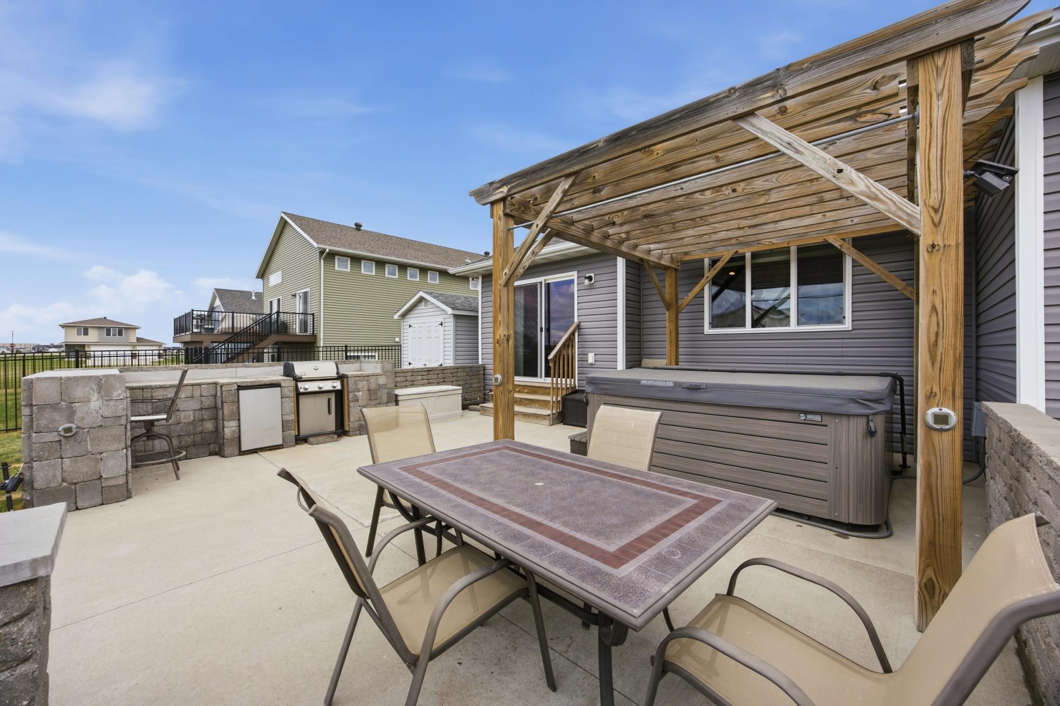 219 6th Street E Property Photo 33