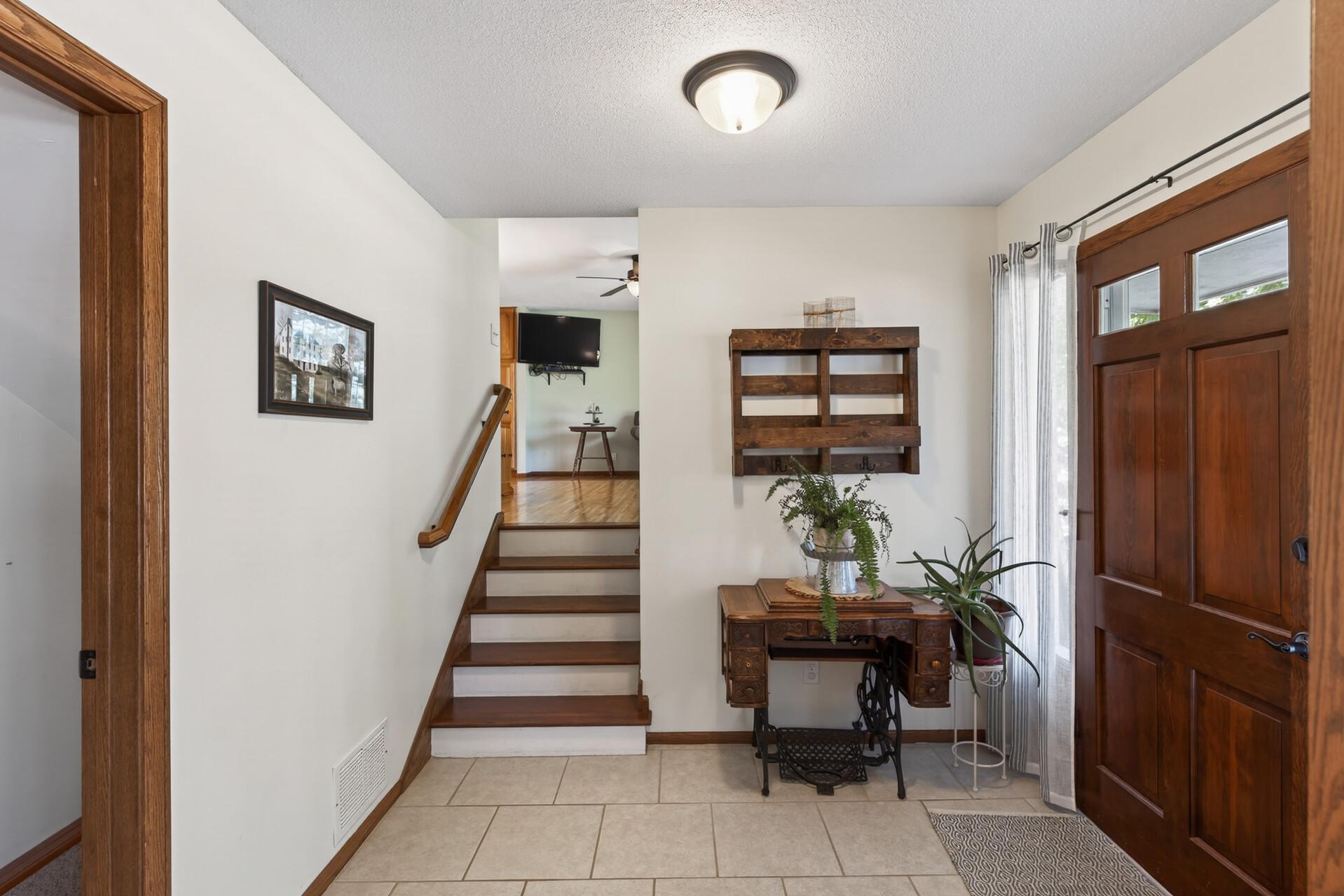 1094 Lowell Drive Property Photo 5