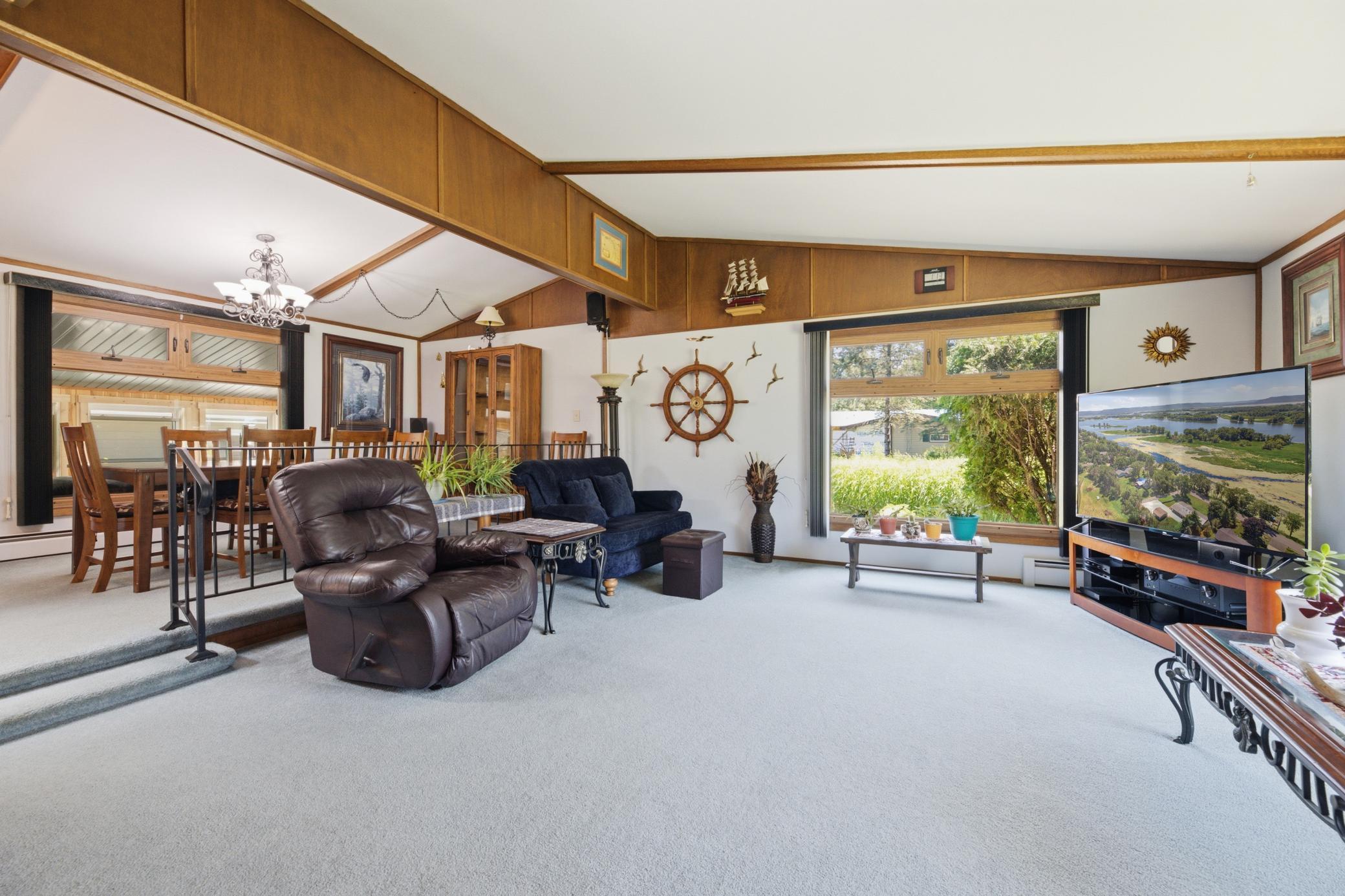 1725 N River Road Property Photo 4
