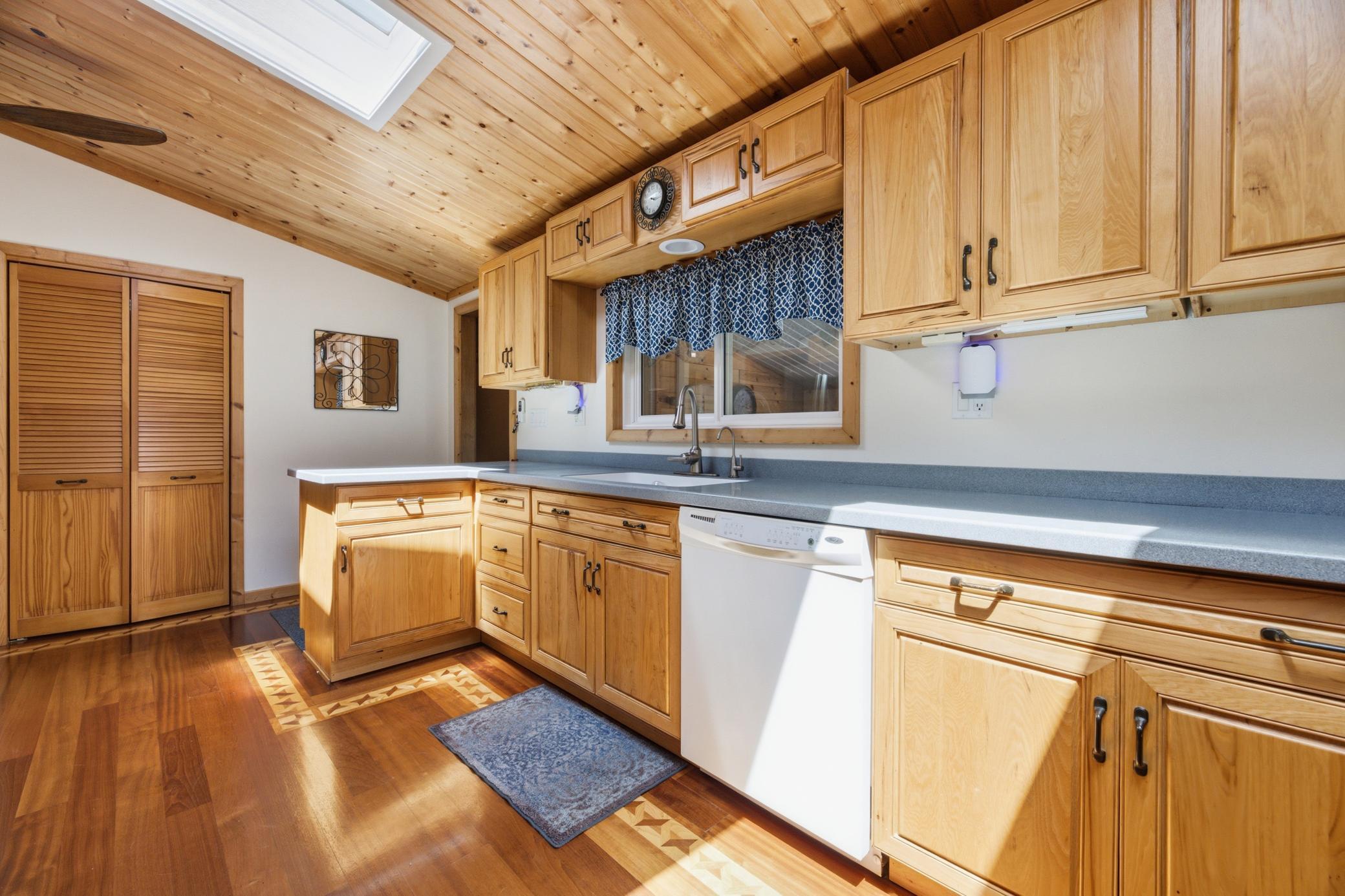 1725 N River Road Property Photo 6