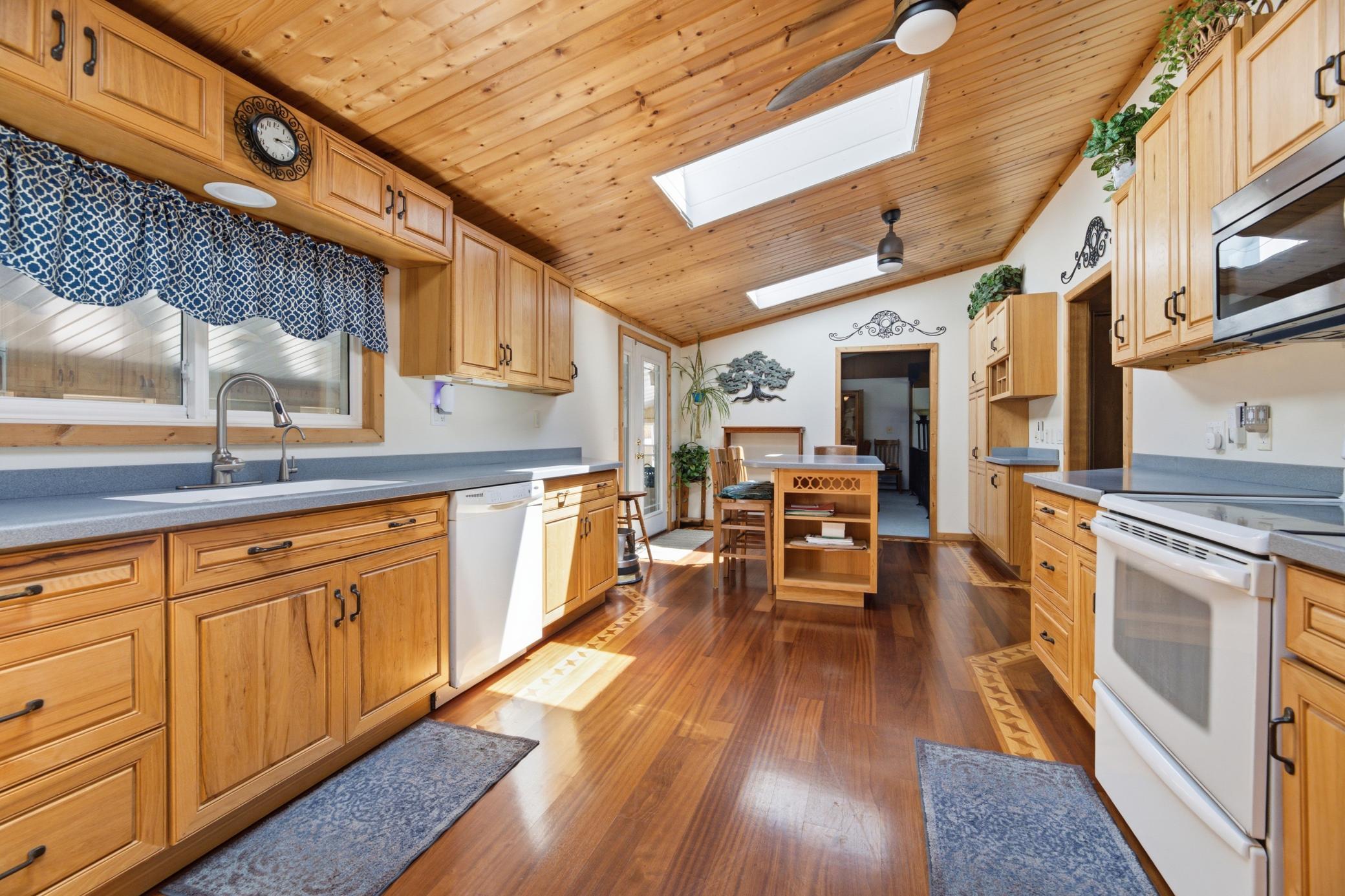 1725 N River Road Property Photo 8