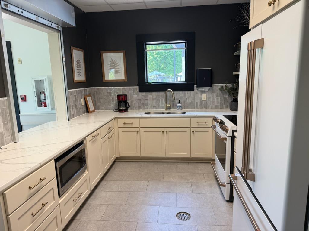 5175 Fairpoint Drive N Property Photo 34