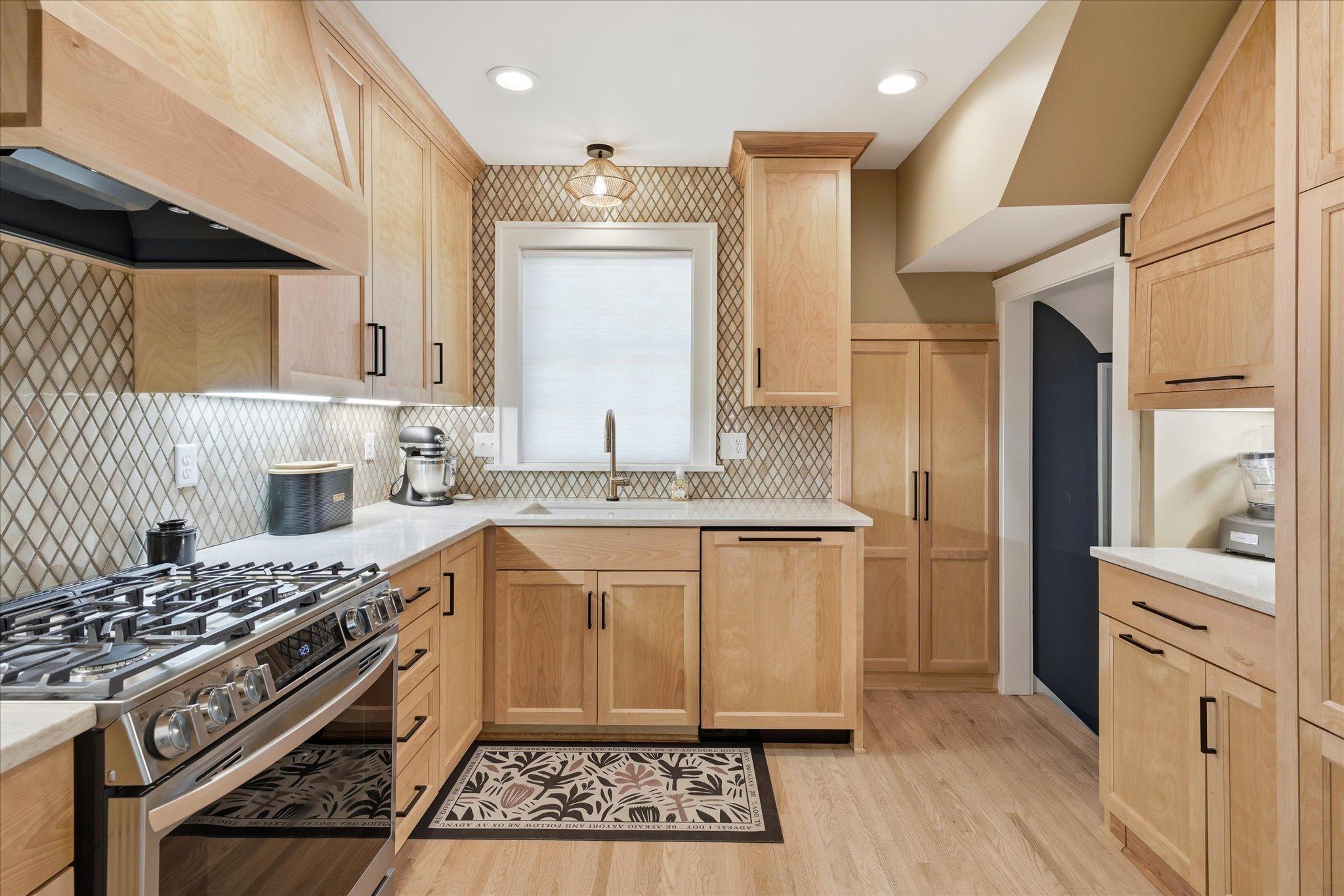 4653 Clinton Avenue Property Photo 4