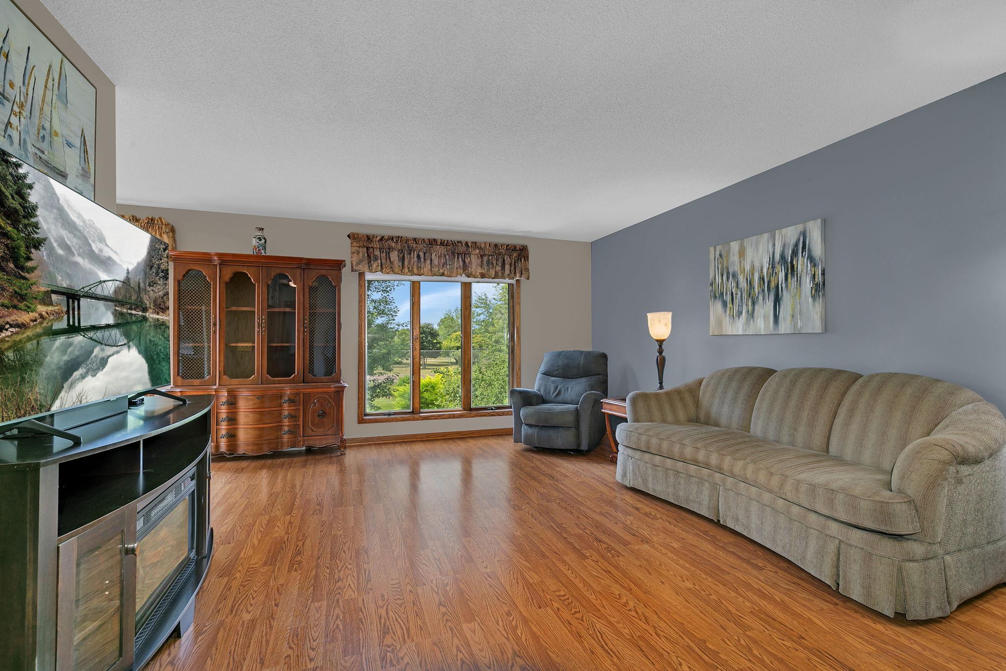 1735 Hazelwood Circle Property Photo 3
