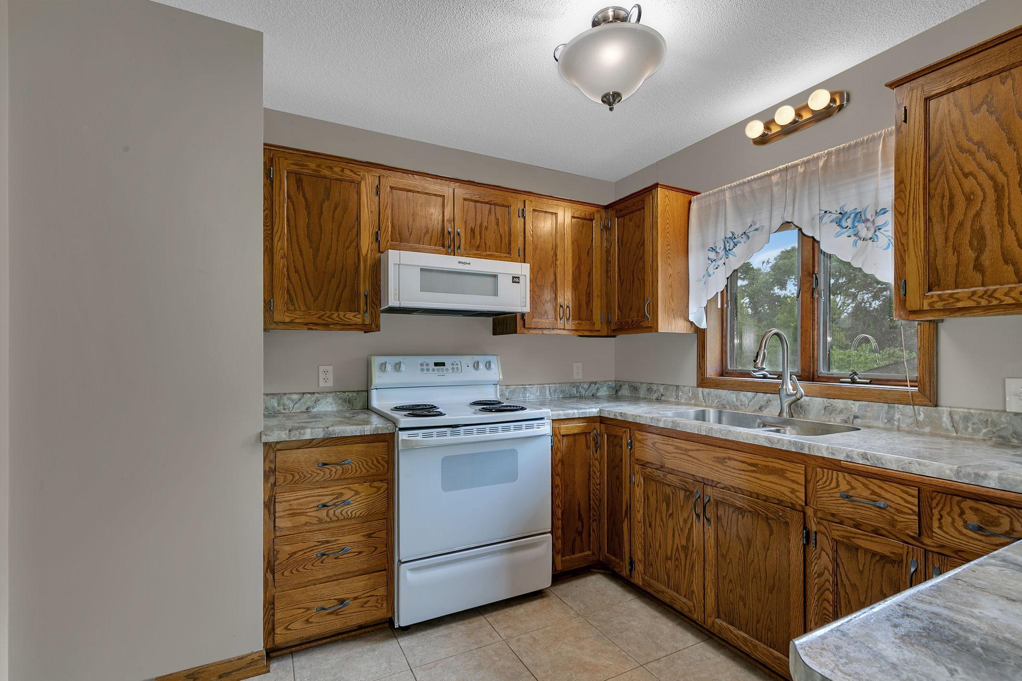 1735 Hazelwood Circle Property Photo 7