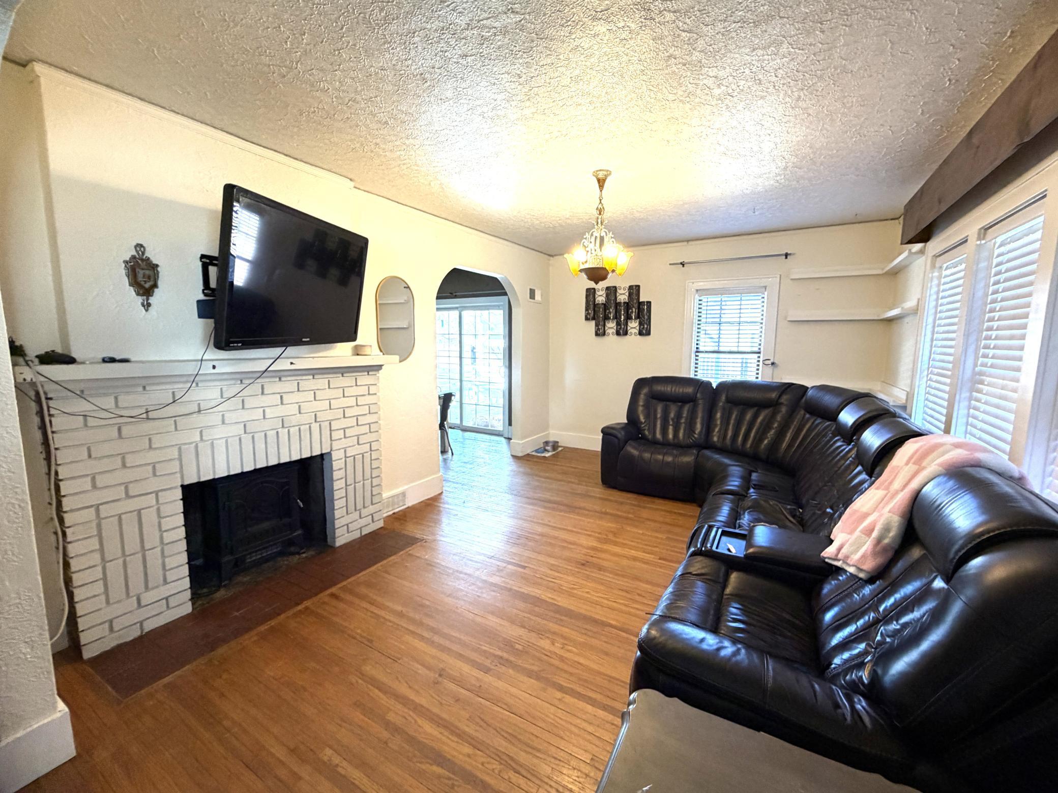 207 S Johnson Avenue Property Photo 3