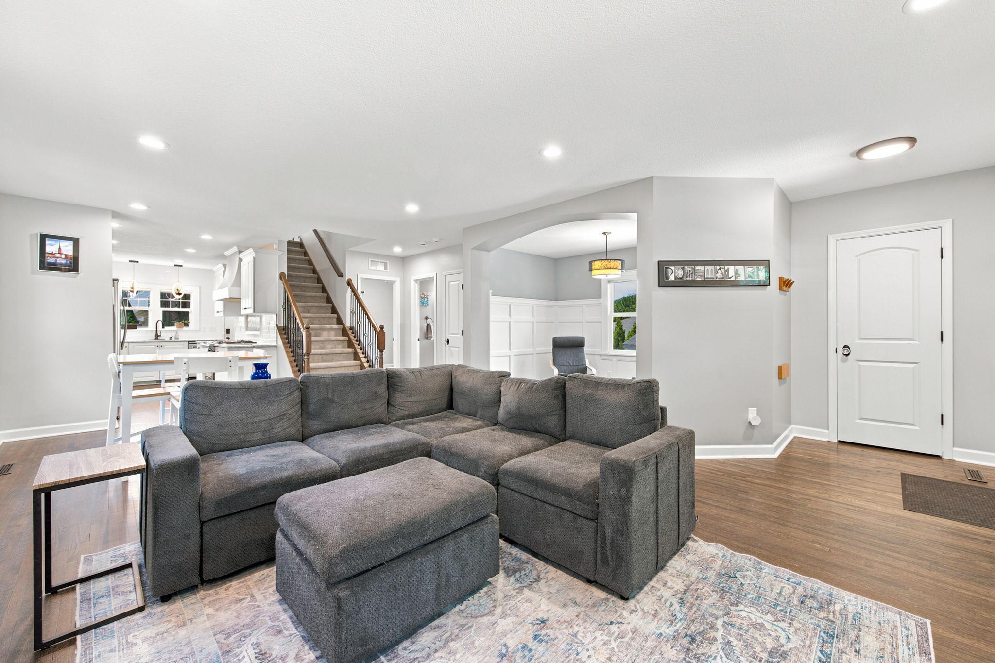 2222 Scheffer Avenue Property Photo 4