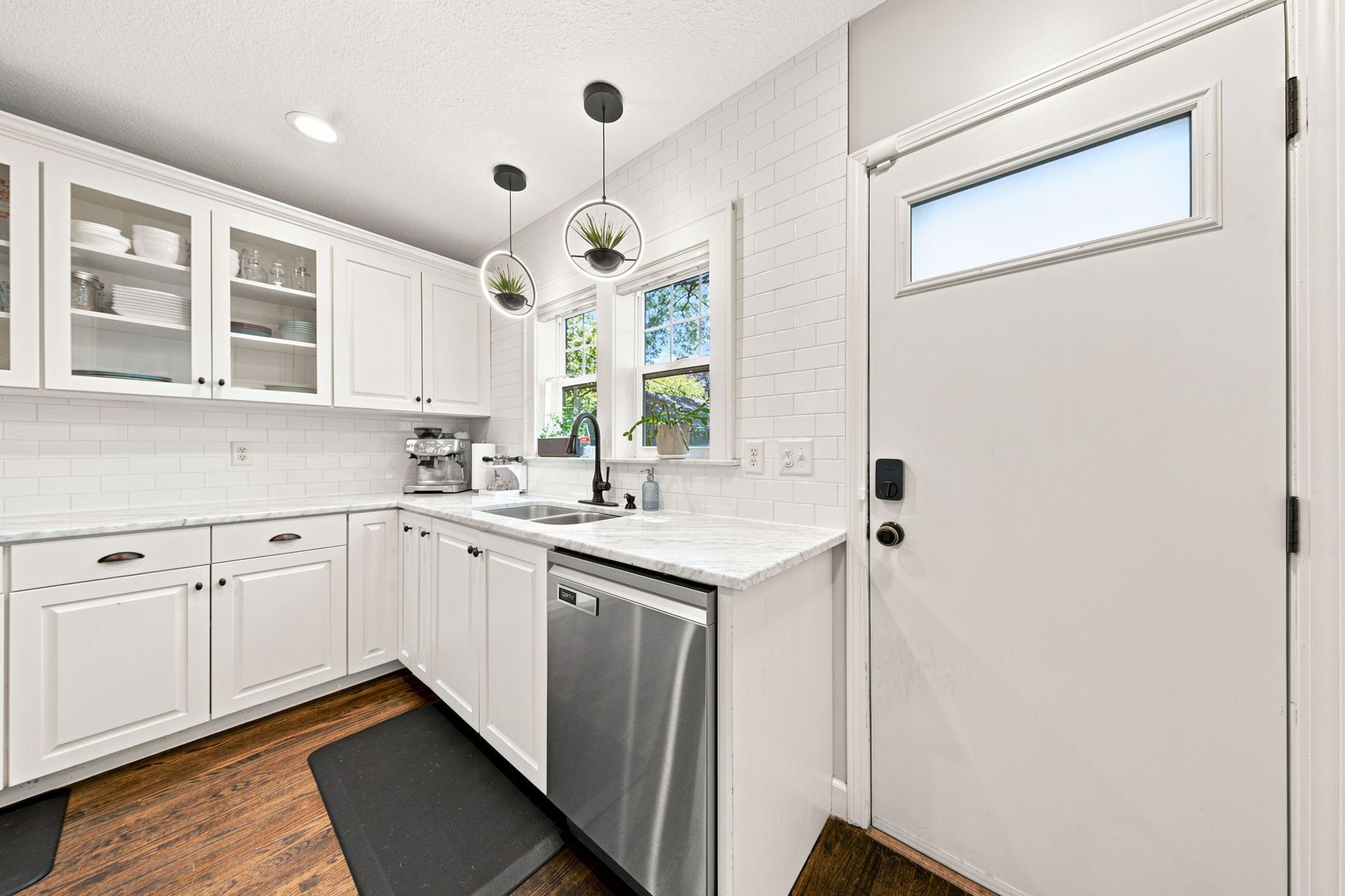 2222 Scheffer Avenue Property Photo 10