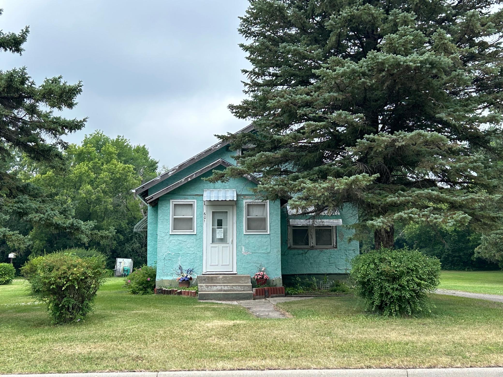 601 11th Street E Property Photo 1