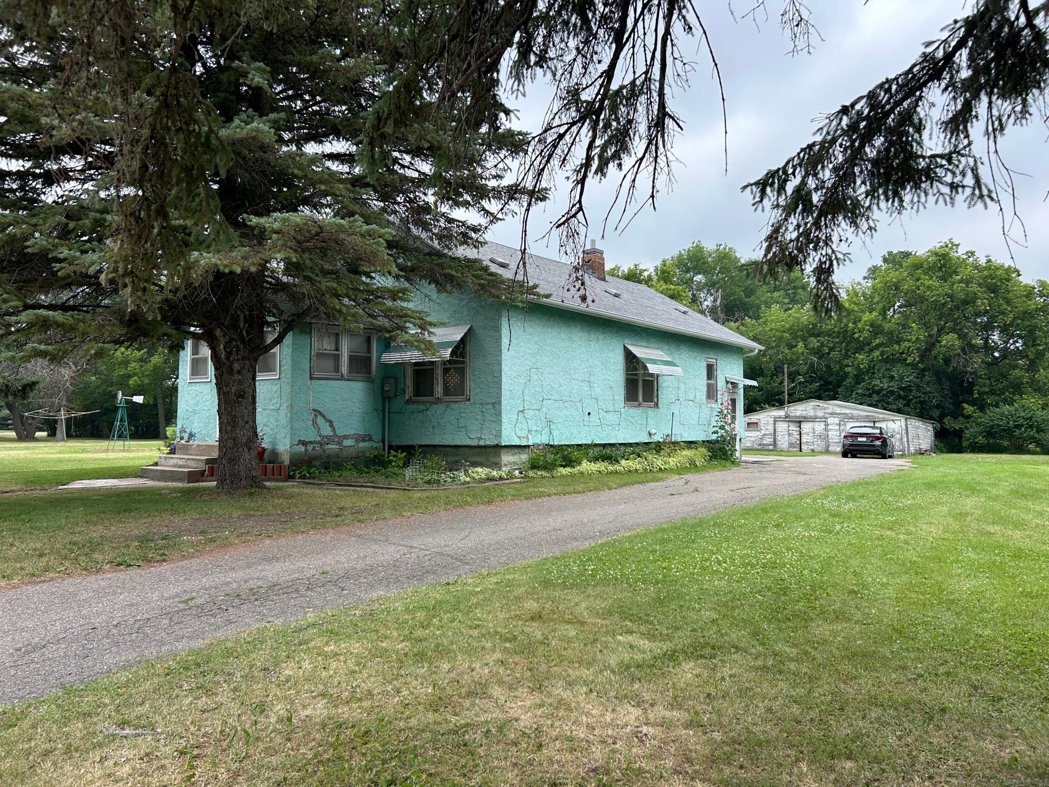 601 11th Street E Property Photo 2