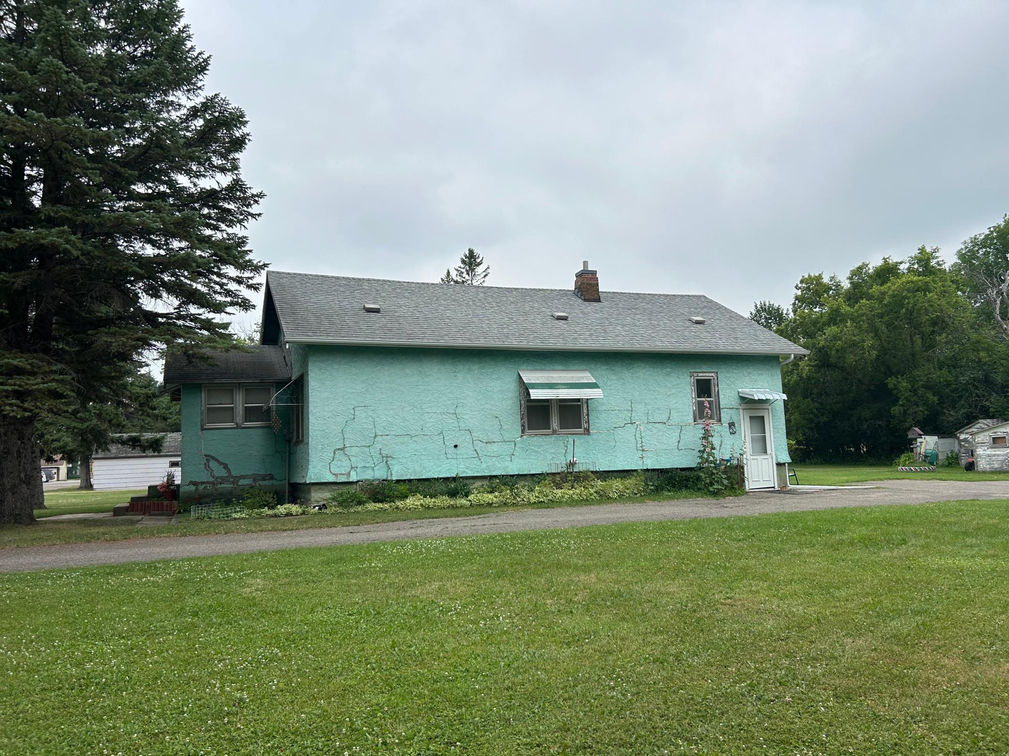 601 11th Street E Property Photo 4