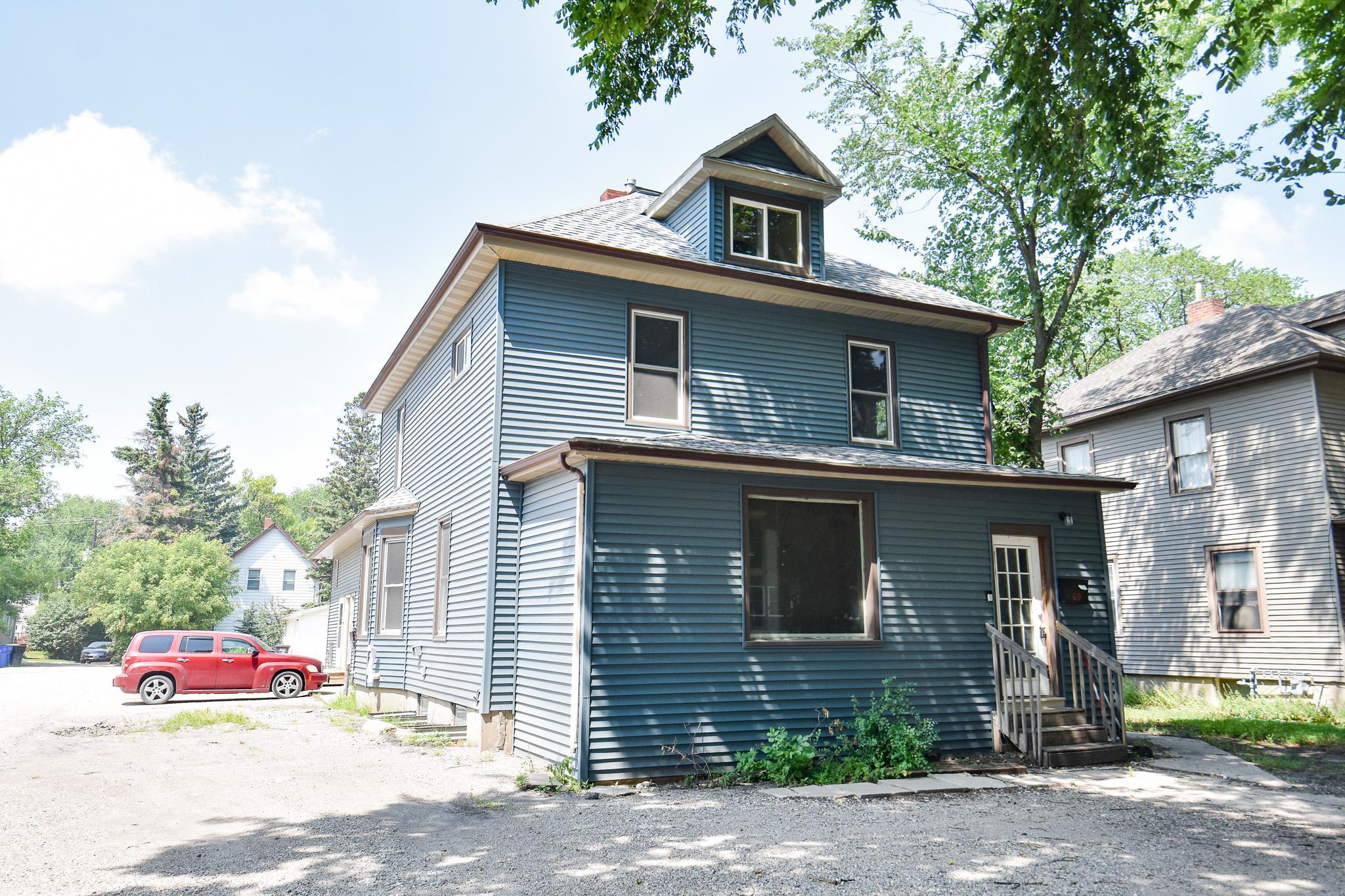 1114 UNIVERSITY Drive N Property Photo 1