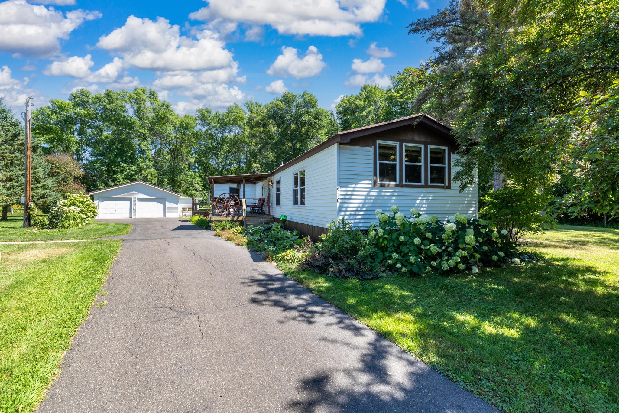 910 Lake Shore Boulevard Property Photo 8