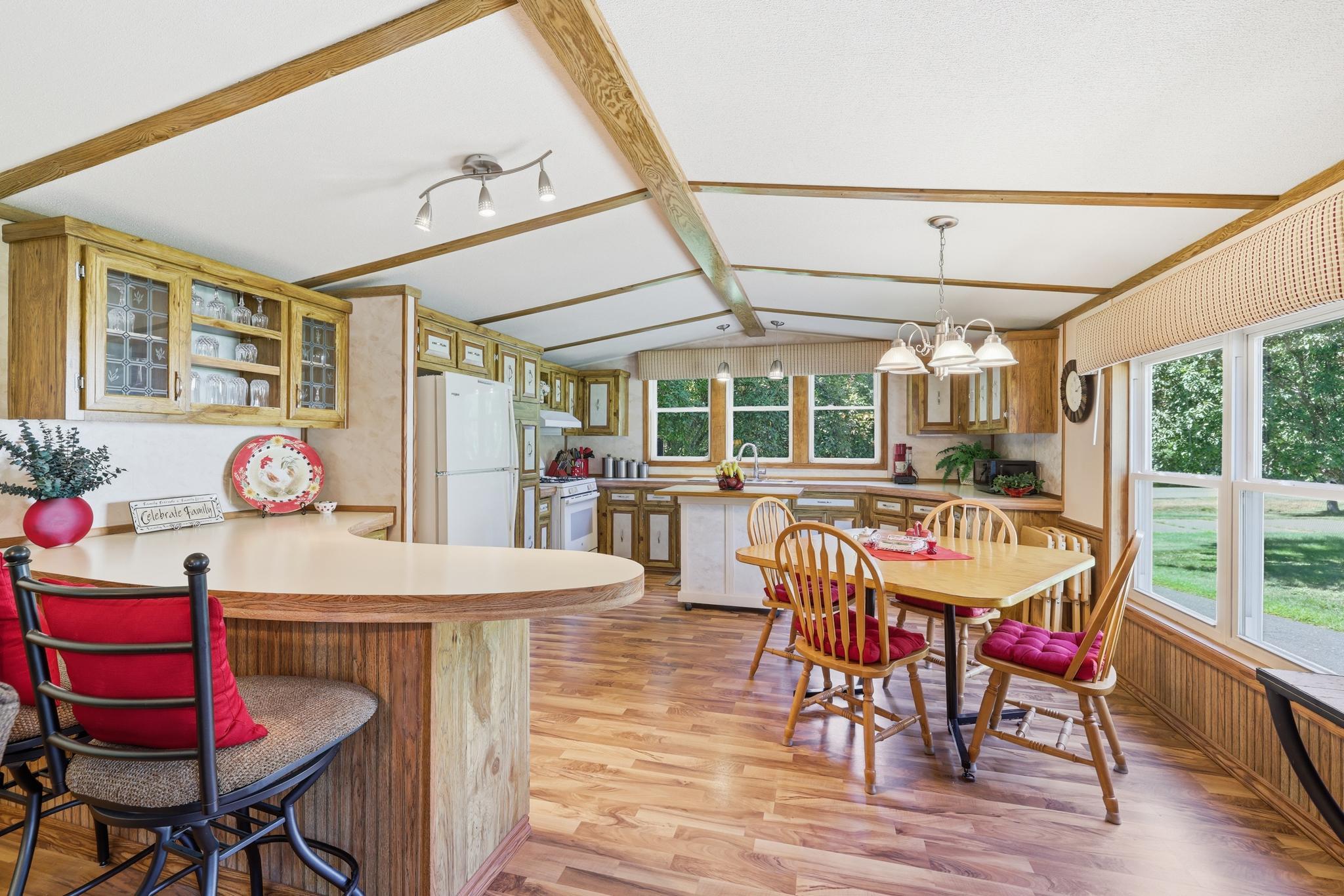910 Lake Shore Boulevard Property Photo 14