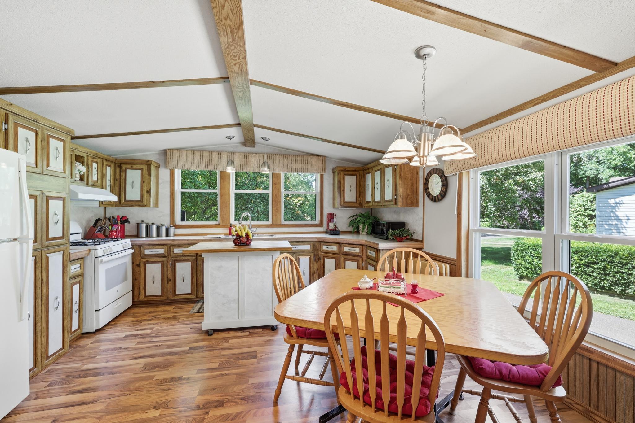 910 Lake Shore Boulevard Property Photo 15