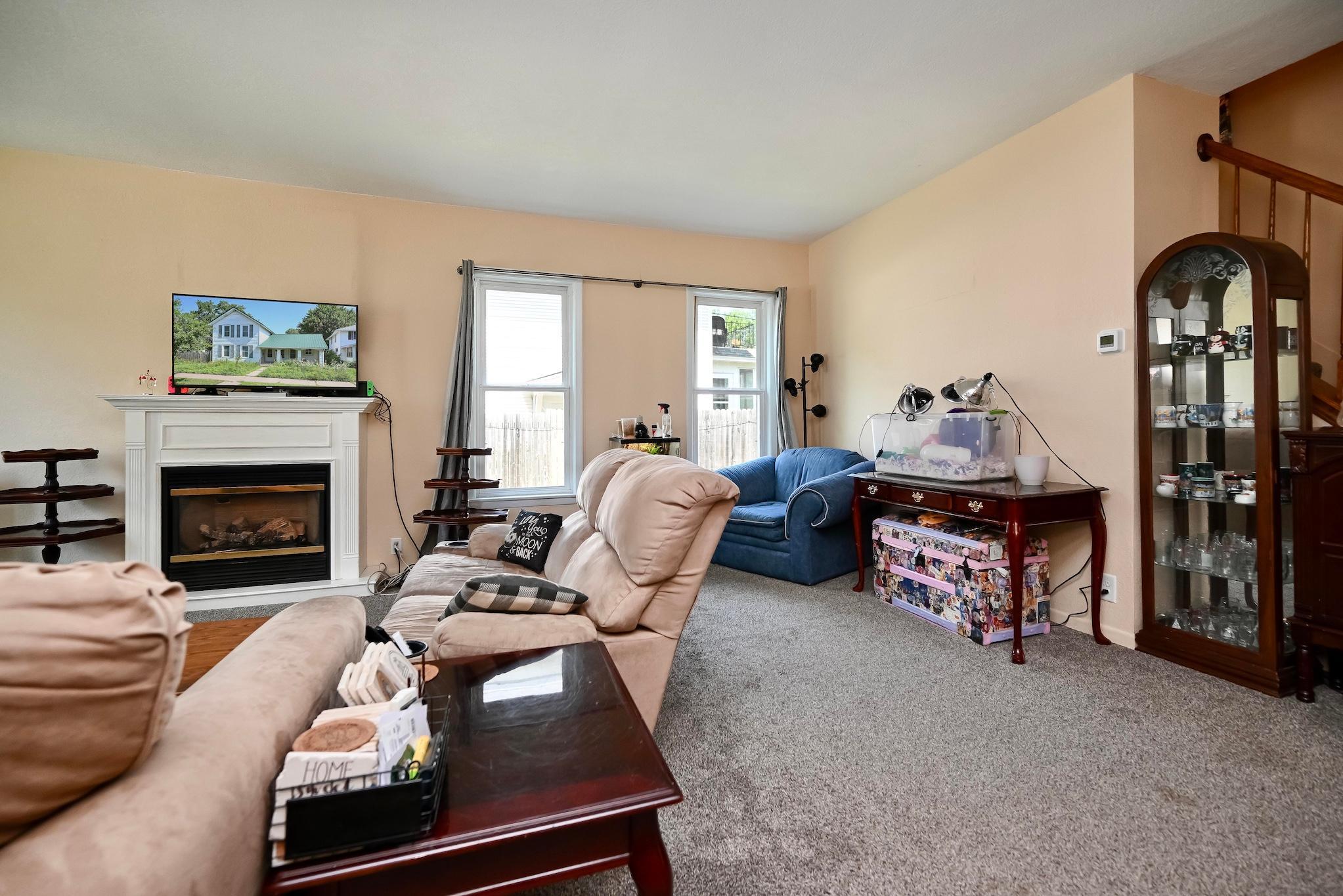 214 E Howard Street Property Photo 4