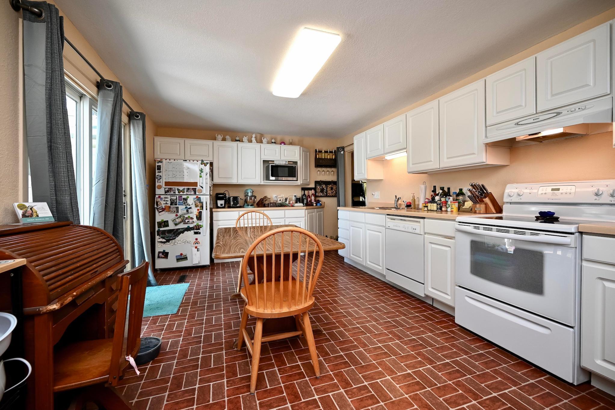214 E Howard Street Property Photo 5
